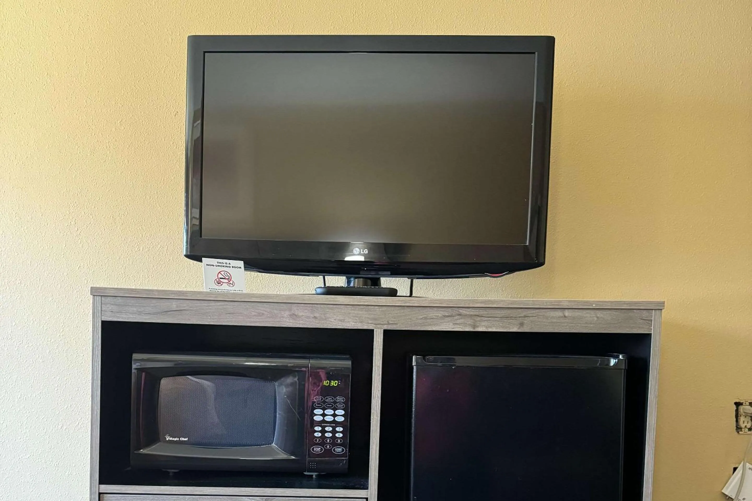 Bedroom in Quality Inn Forsyth Decatur