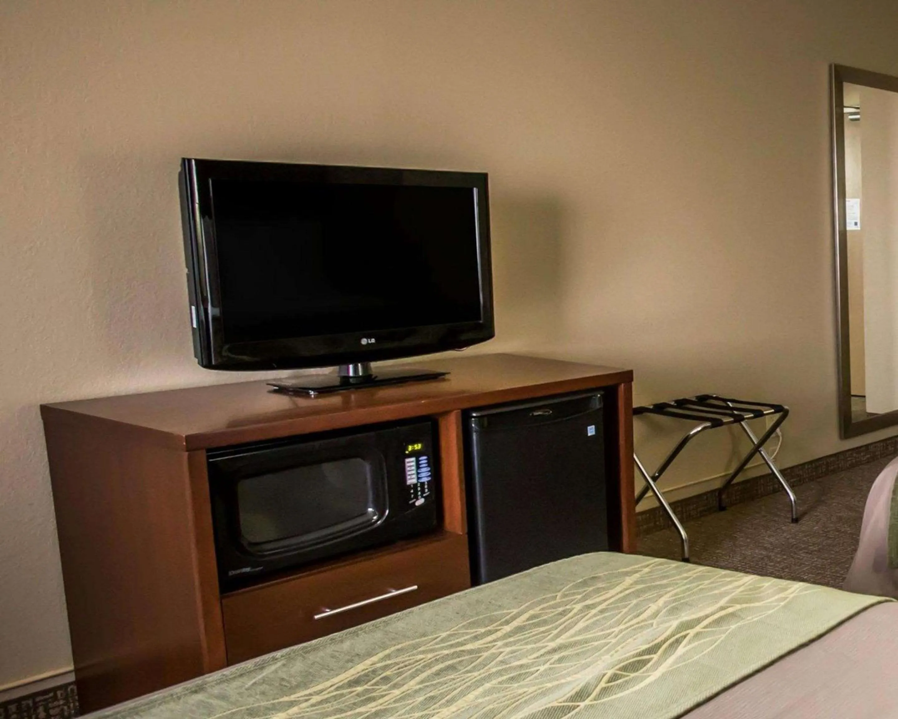 Photo of the whole room, Bed in Comfort Inn Morris I-80