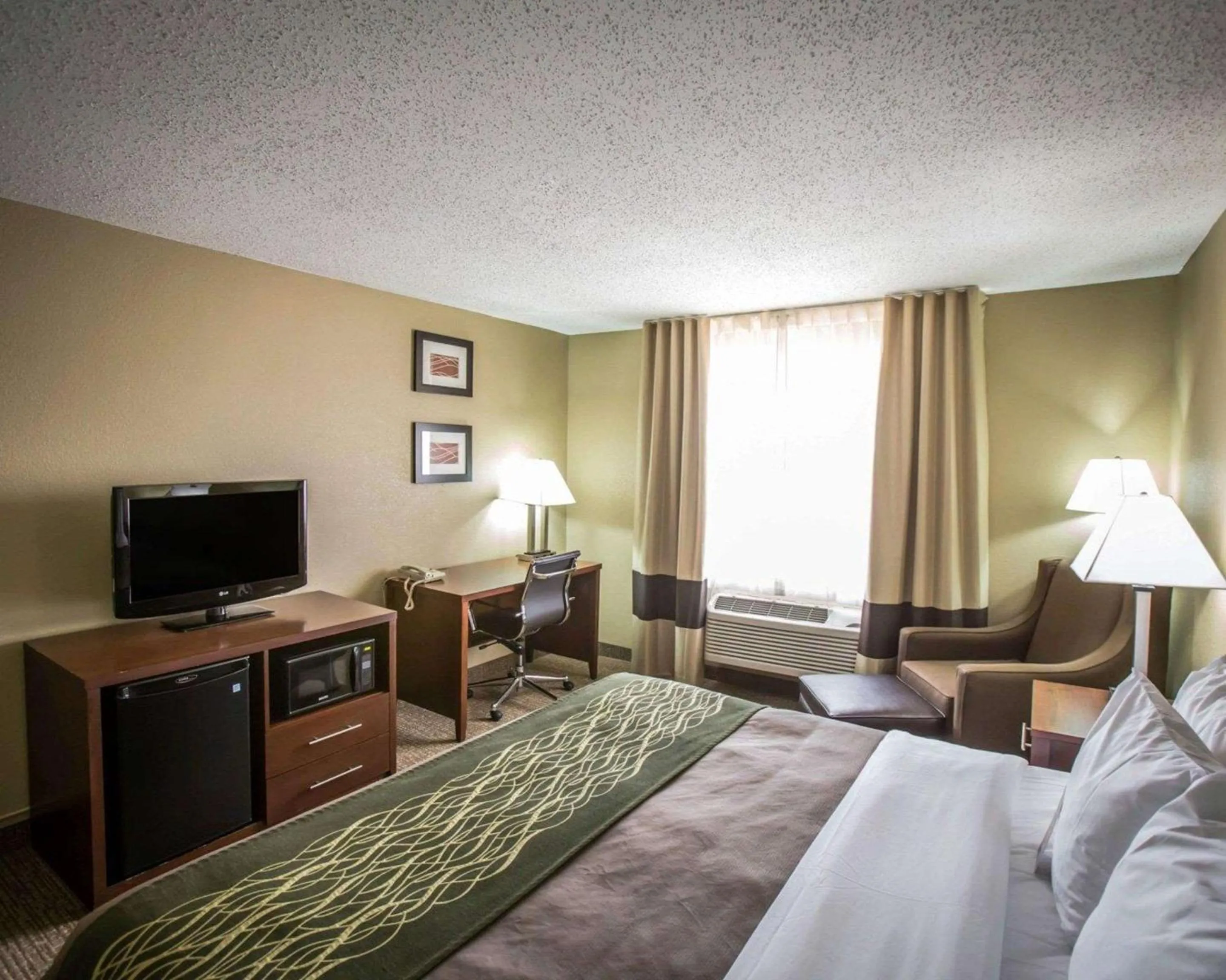 Photo of the whole room, Bed in Comfort Inn Morris I-80