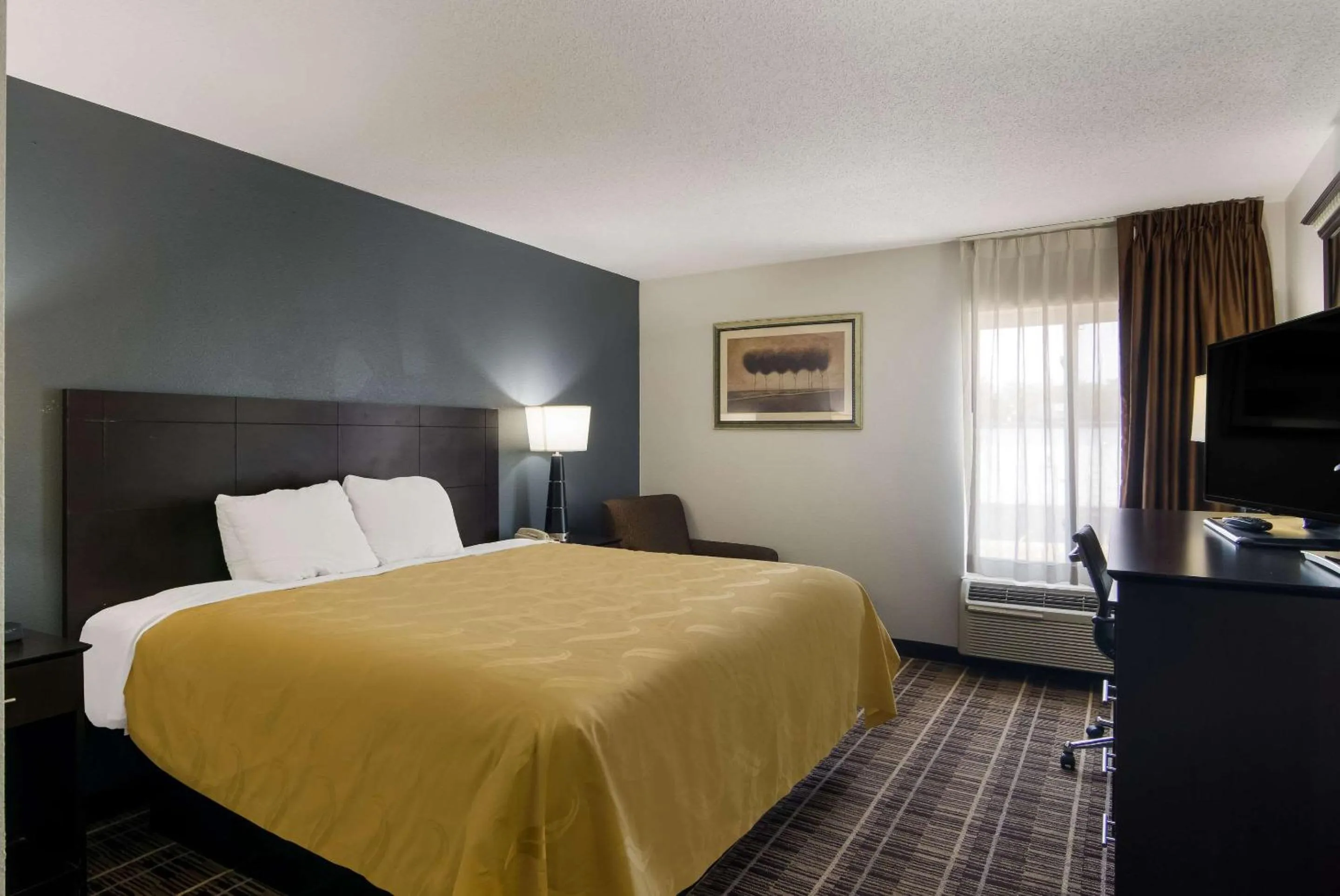 Bedroom in Quality Inn Aurora - Naperville Area