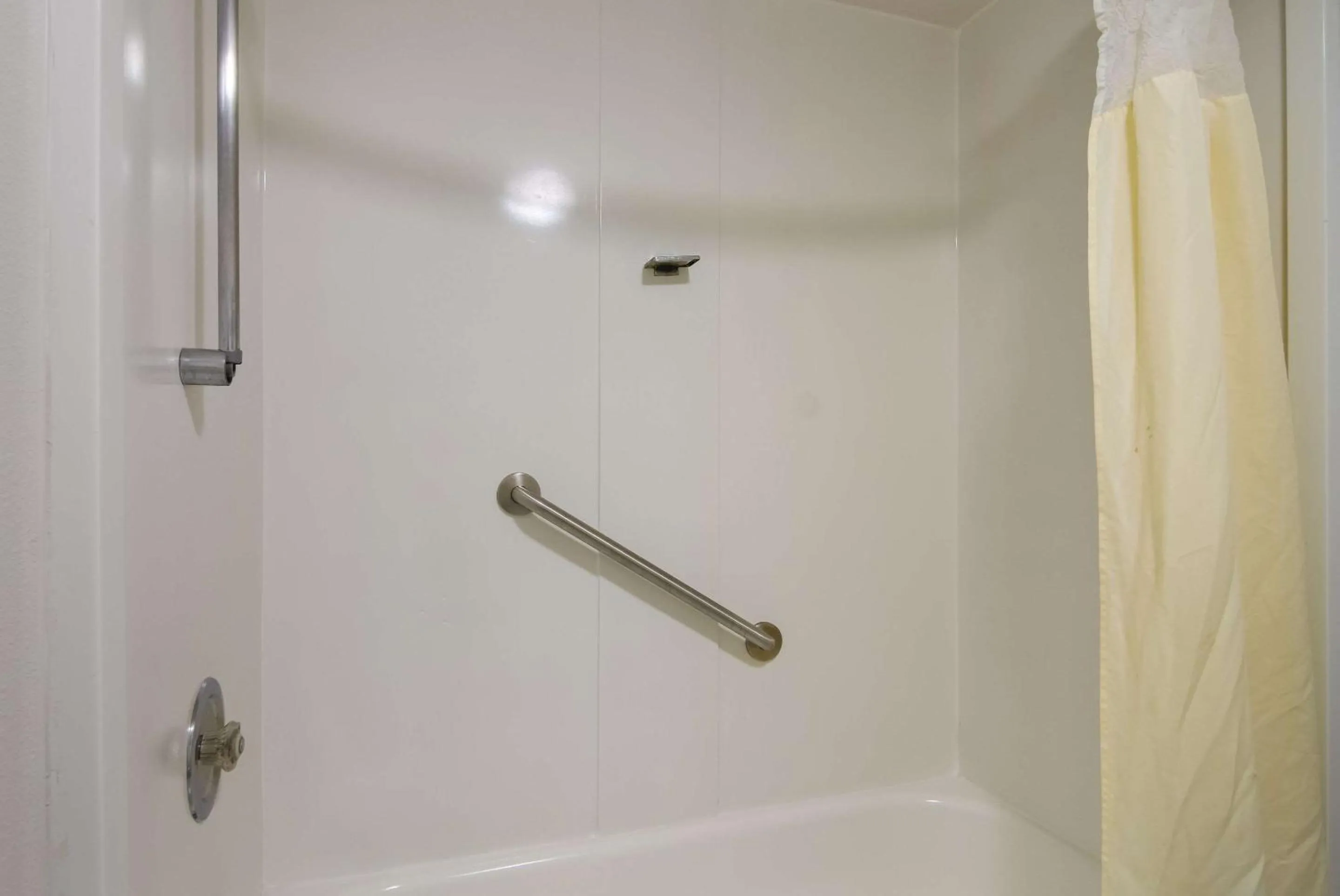 Bedroom in Quality Inn Aurora - Naperville Area