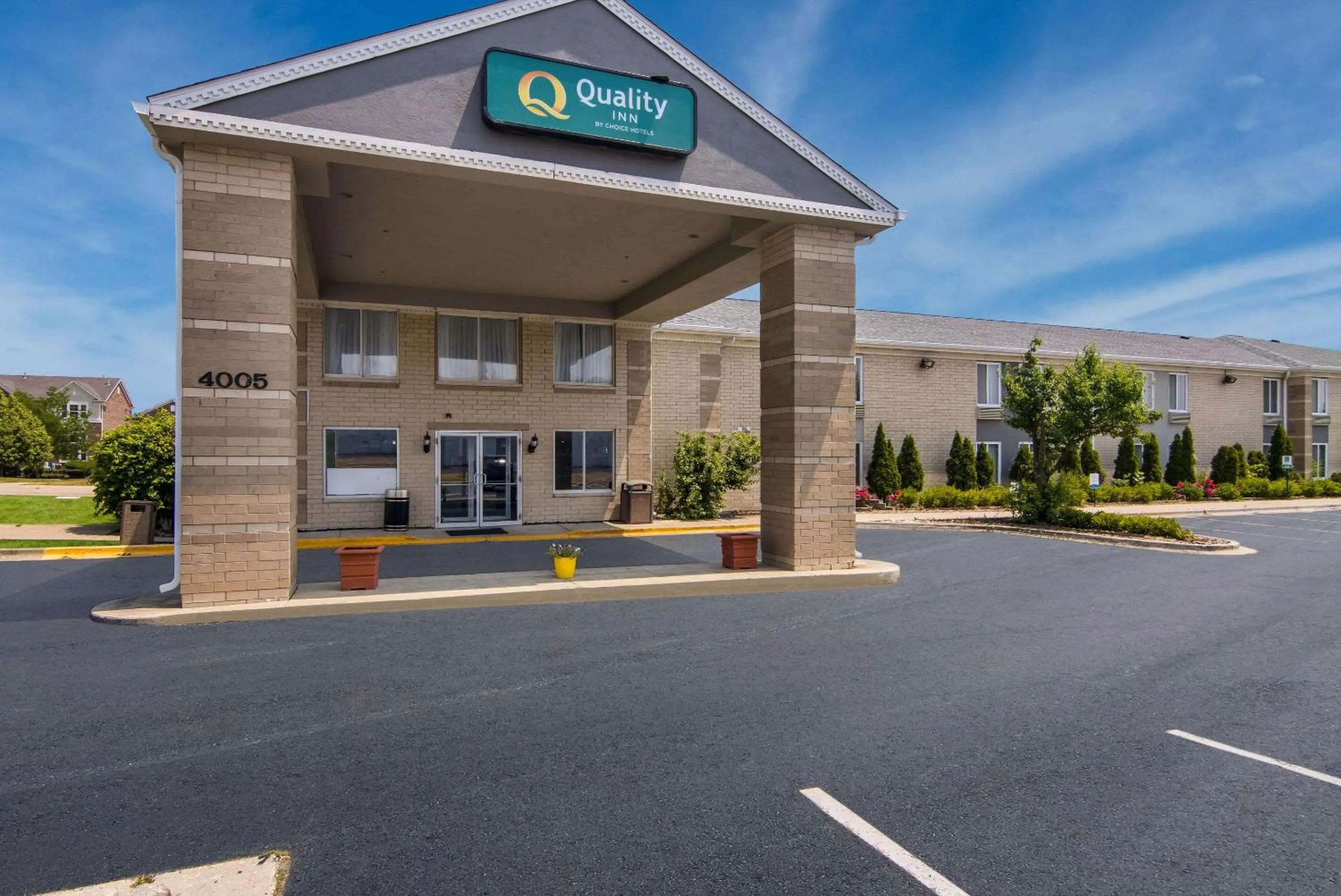 Property building in Quality Inn Aurora - Naperville Area