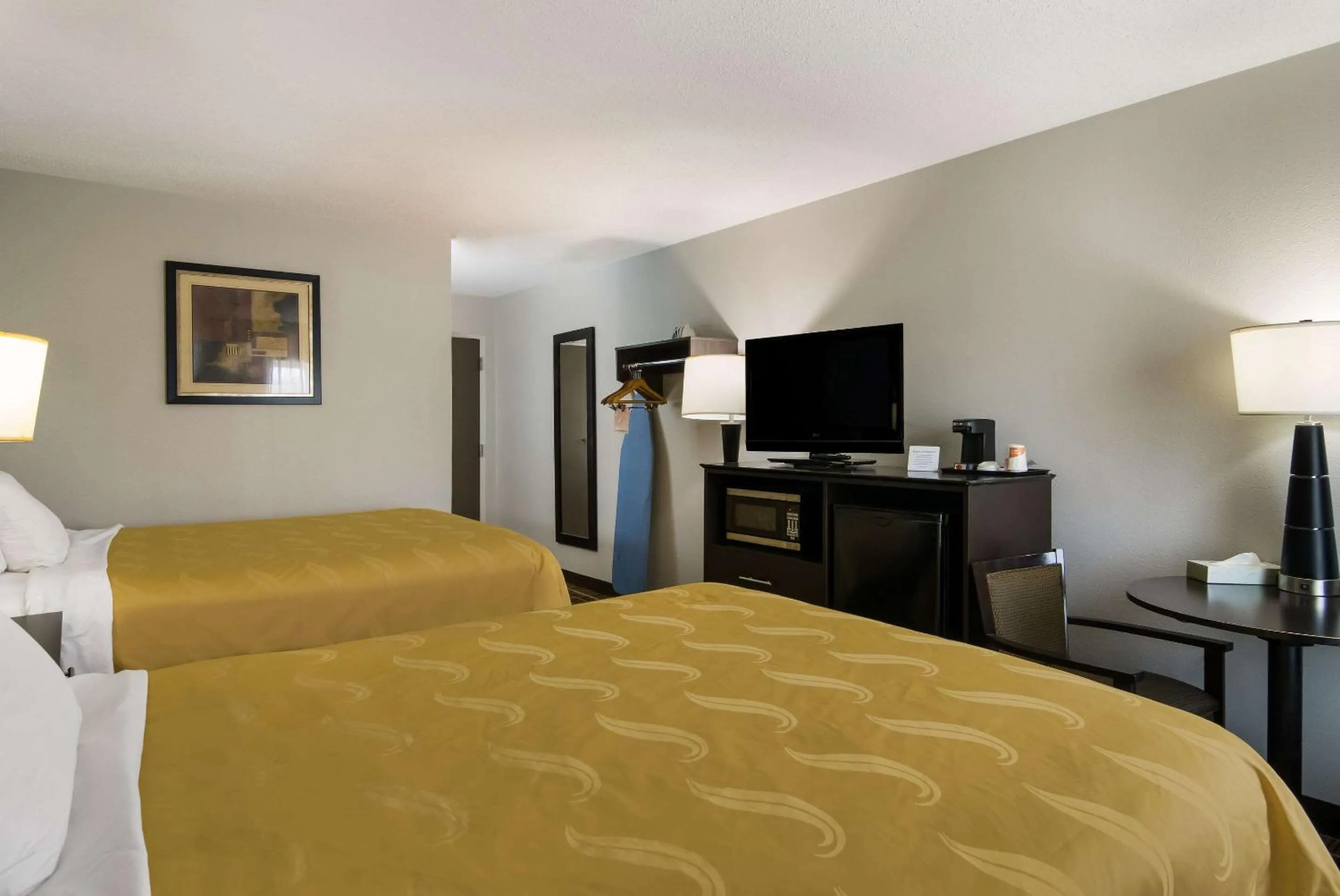 Bedroom in Quality Inn Aurora - Naperville Area