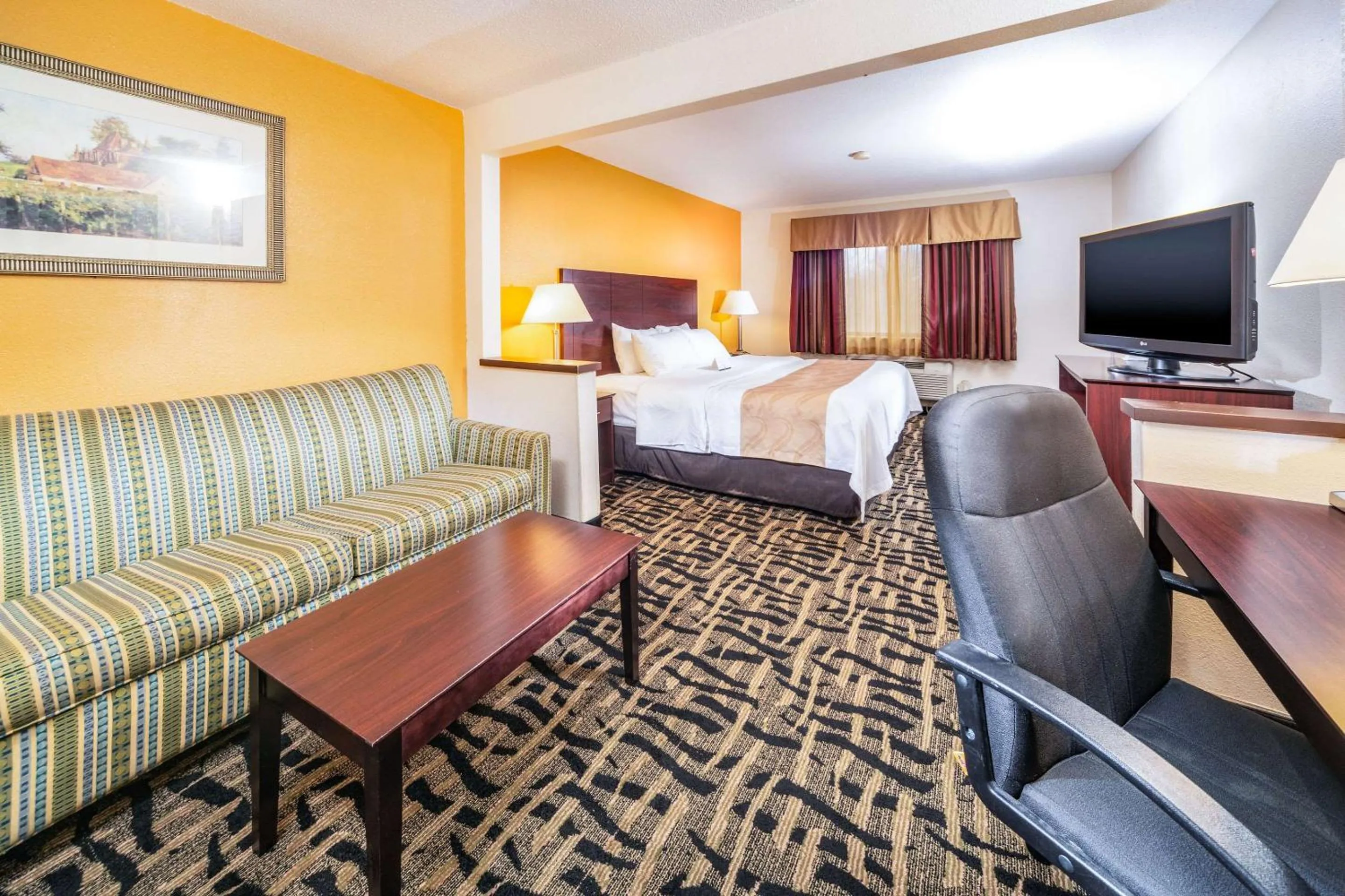 Bedroom, Bed in Quality Inn & Suites Danville East