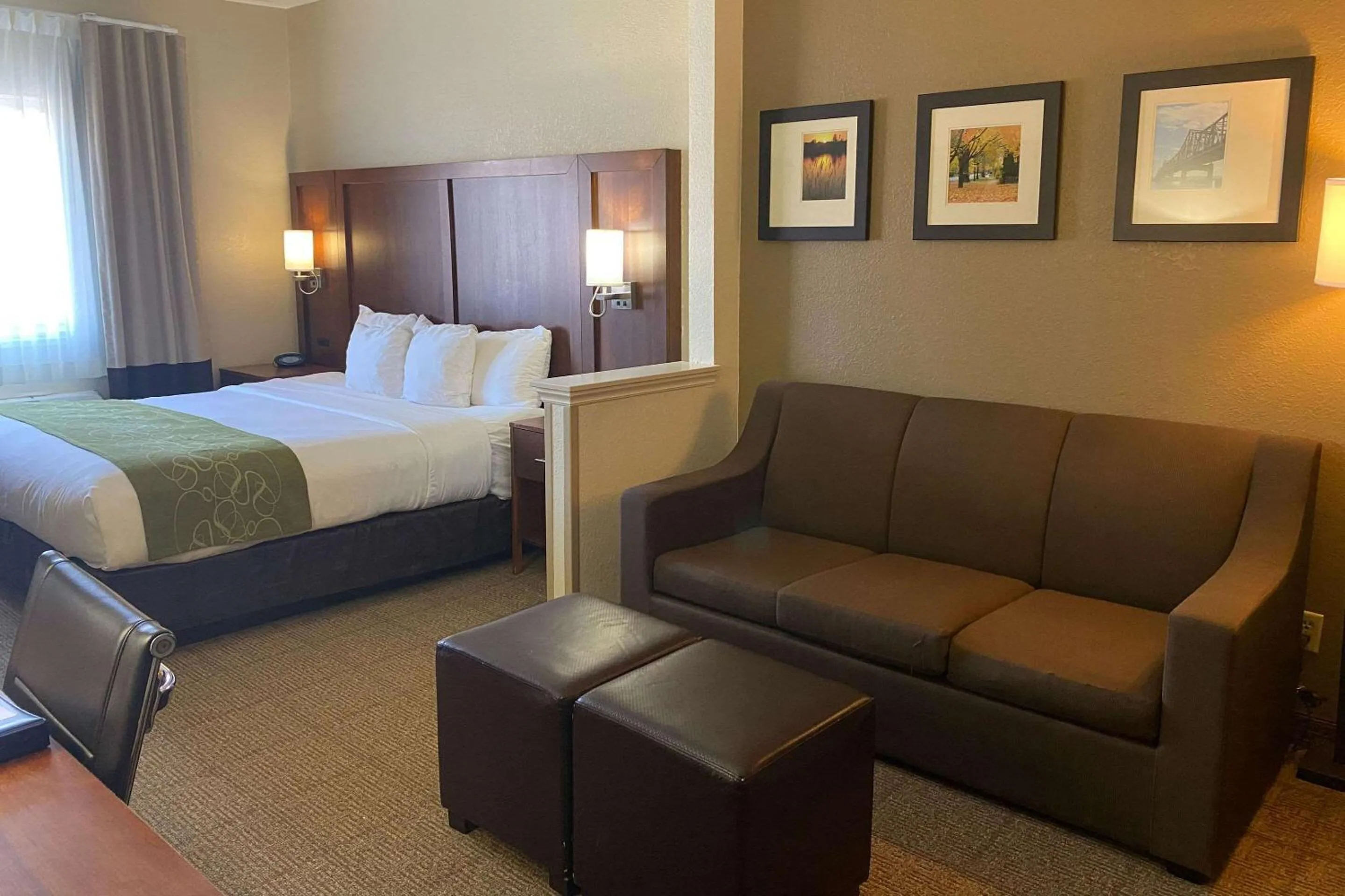 Bedroom, Bed in Comfort Suites Peoria I-74