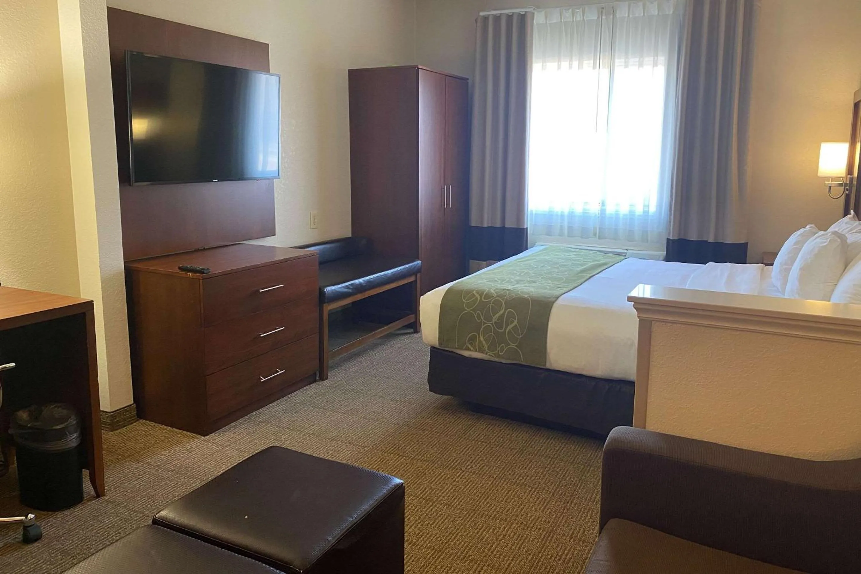 Bedroom, Bed in Comfort Suites Peoria I-74