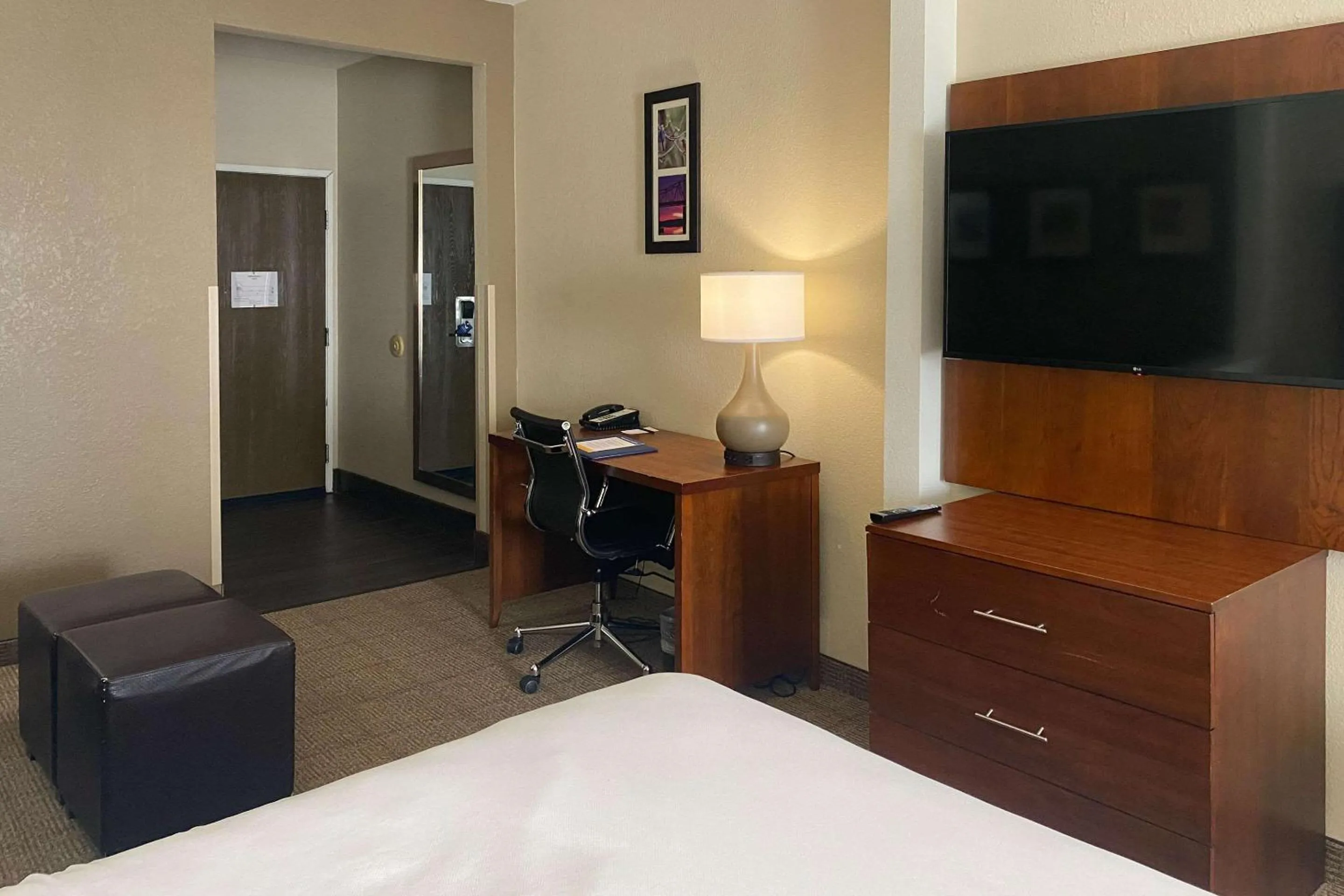 Bedroom, Bed in Comfort Suites Peoria I-74