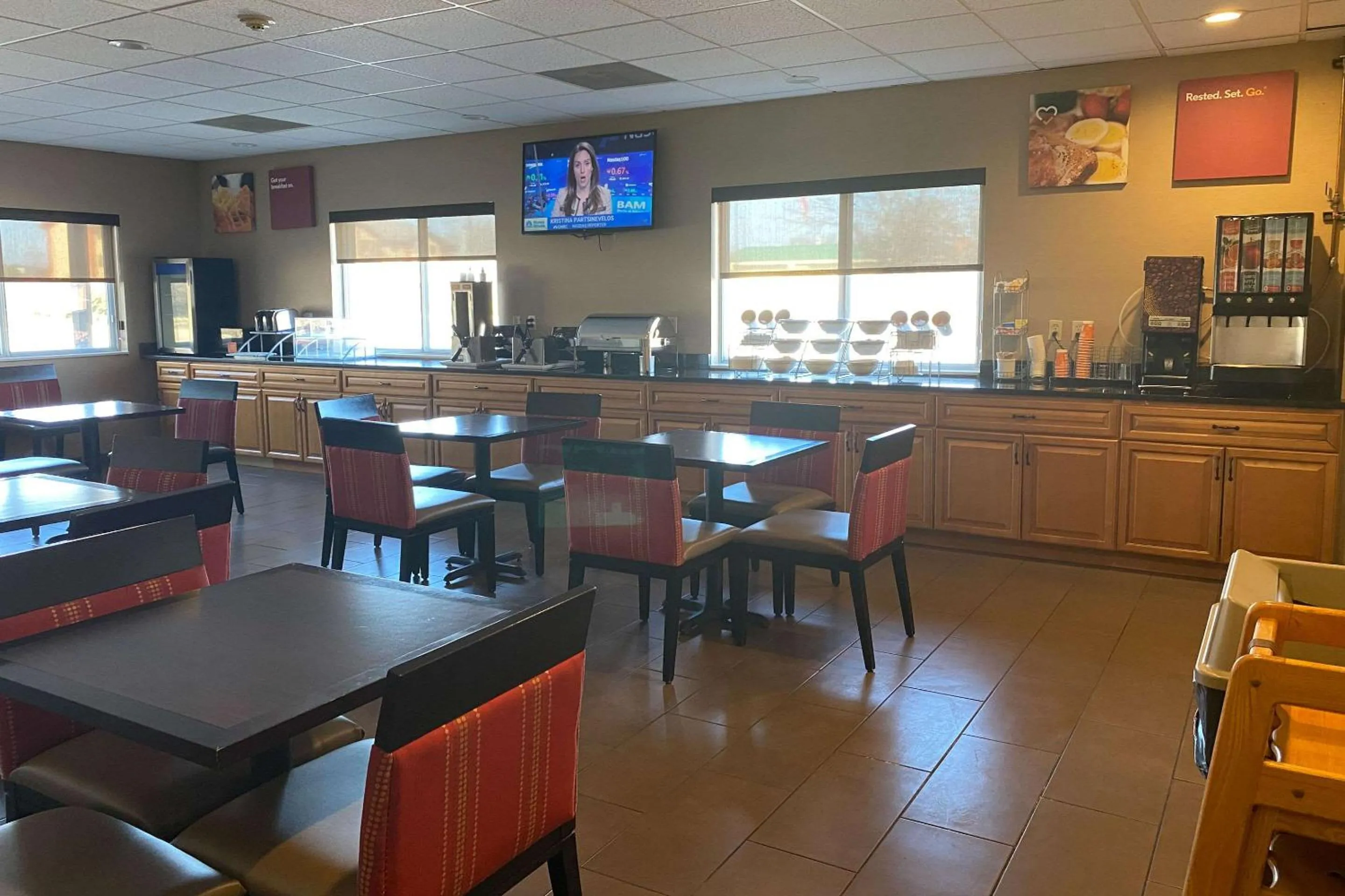 Breakfast in Comfort Suites Peoria I-74