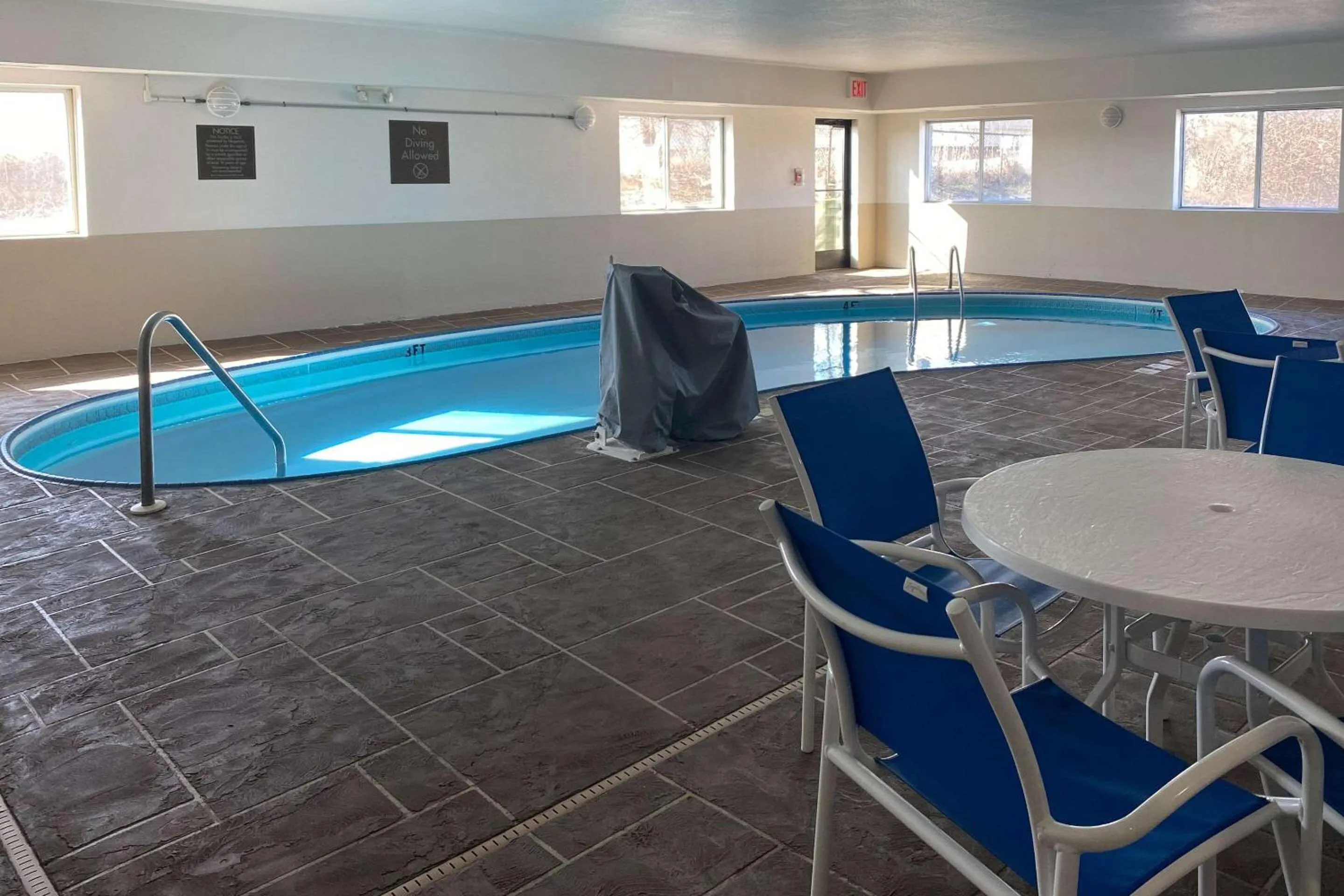 Swimming pool in Comfort Suites Peoria I-74