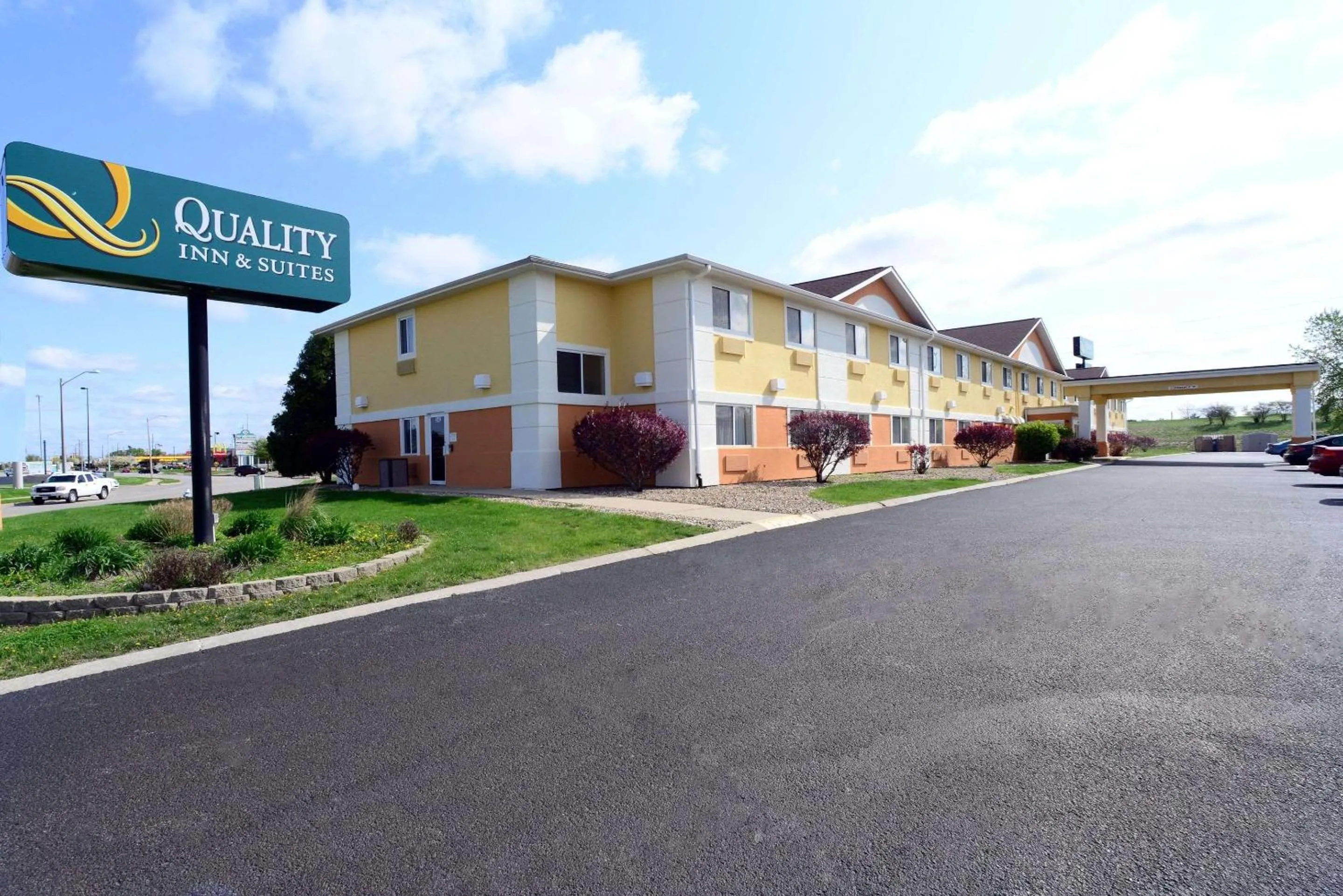 Property building in Quality Inn & Suites Springfield Southwest near I-72