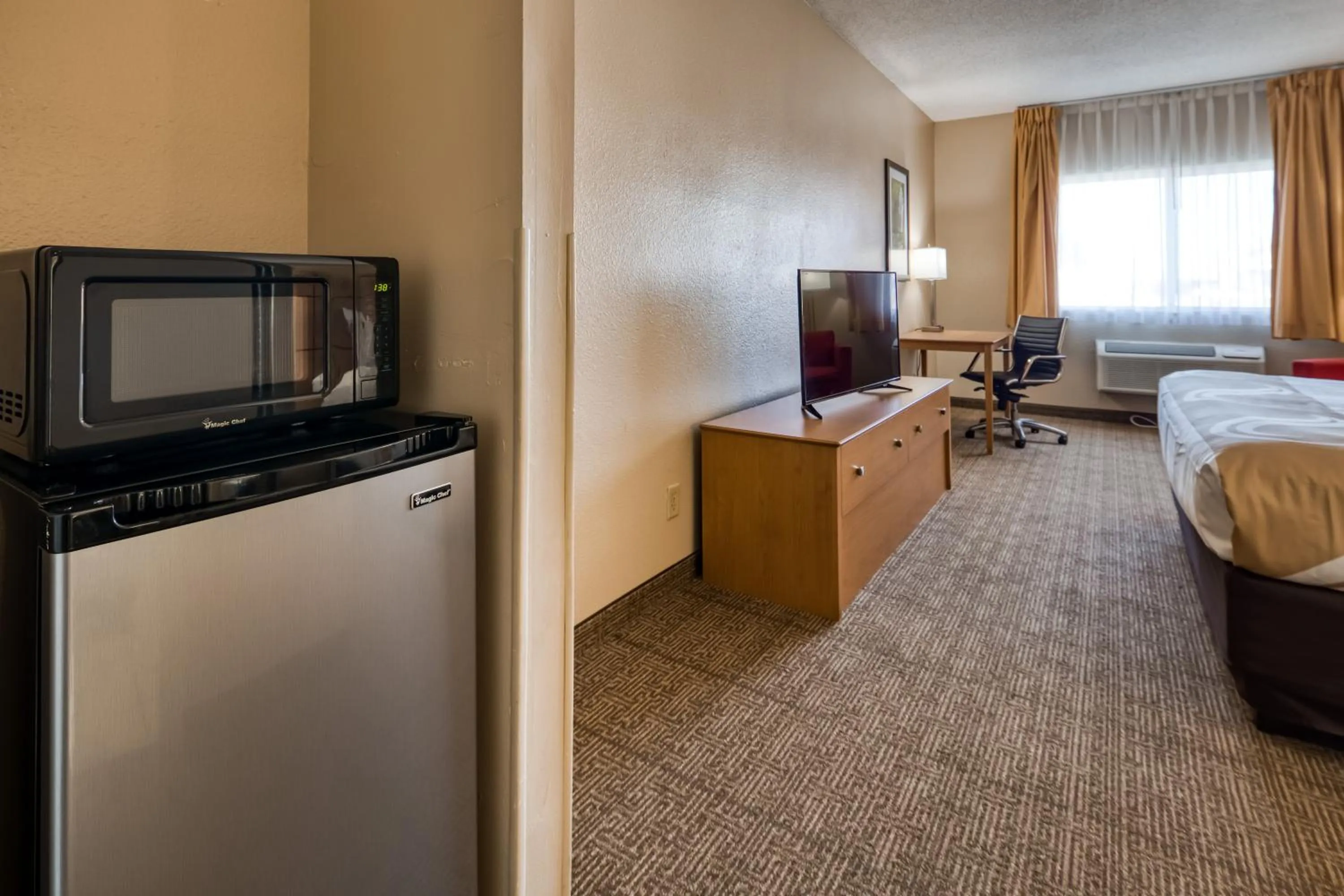 TV and multimedia, Bed in Quality Inn & Suites Springfield Southwest near I-72