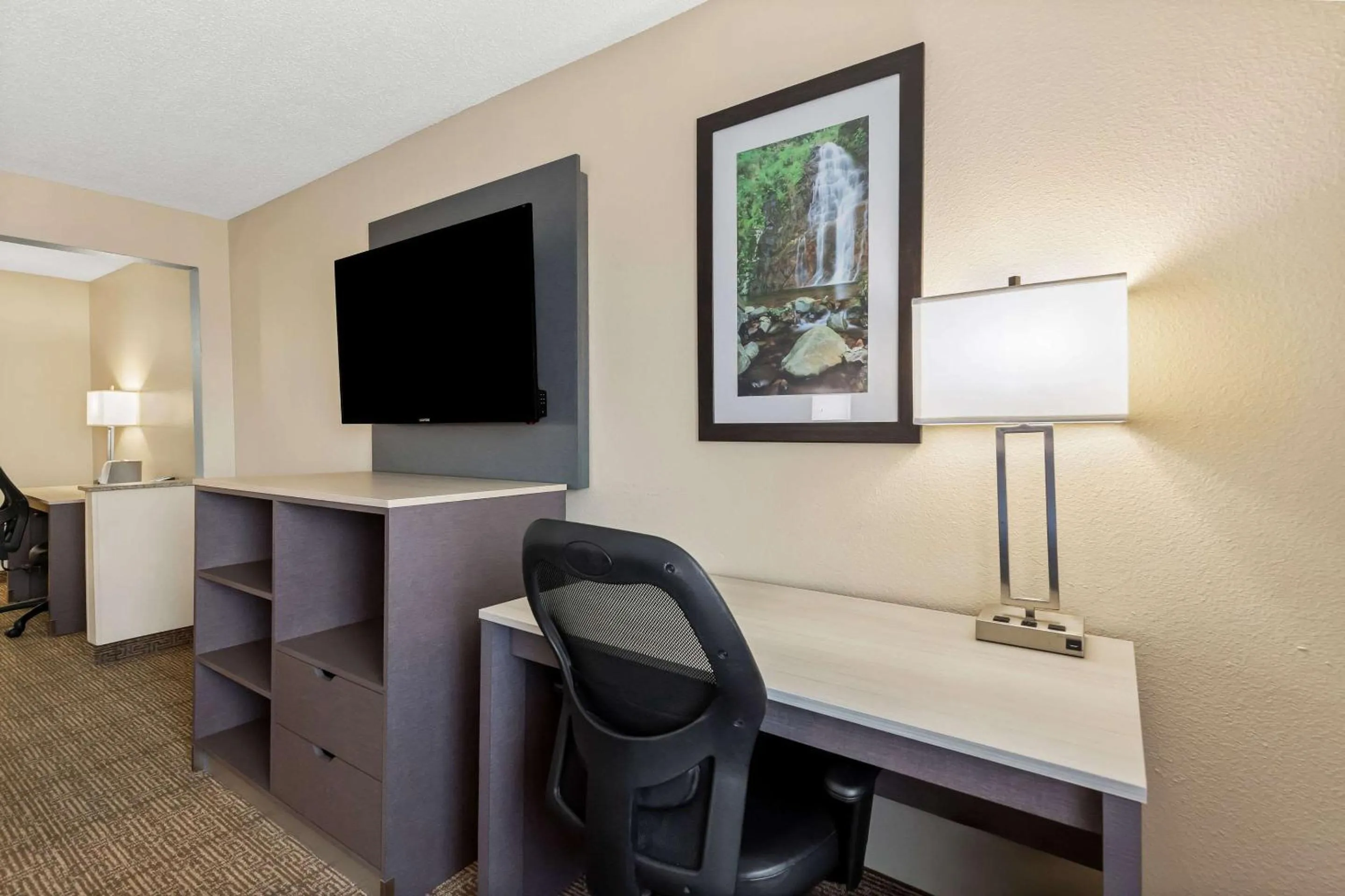 Bedroom in Quality Inn & Suites Springfield Southwest near I-72
