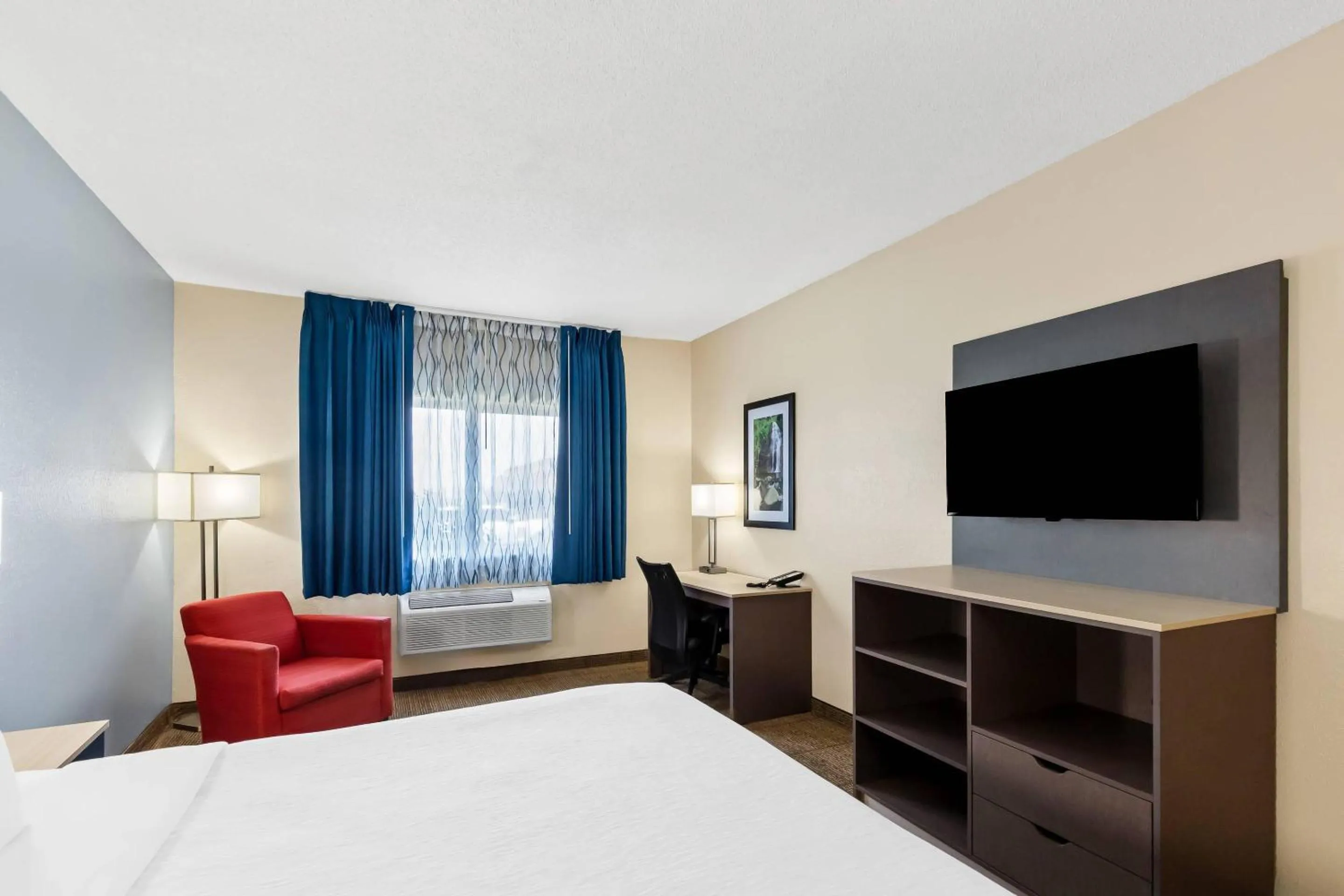 Bedroom, Bed in Quality Inn & Suites Springfield Southwest near I-72