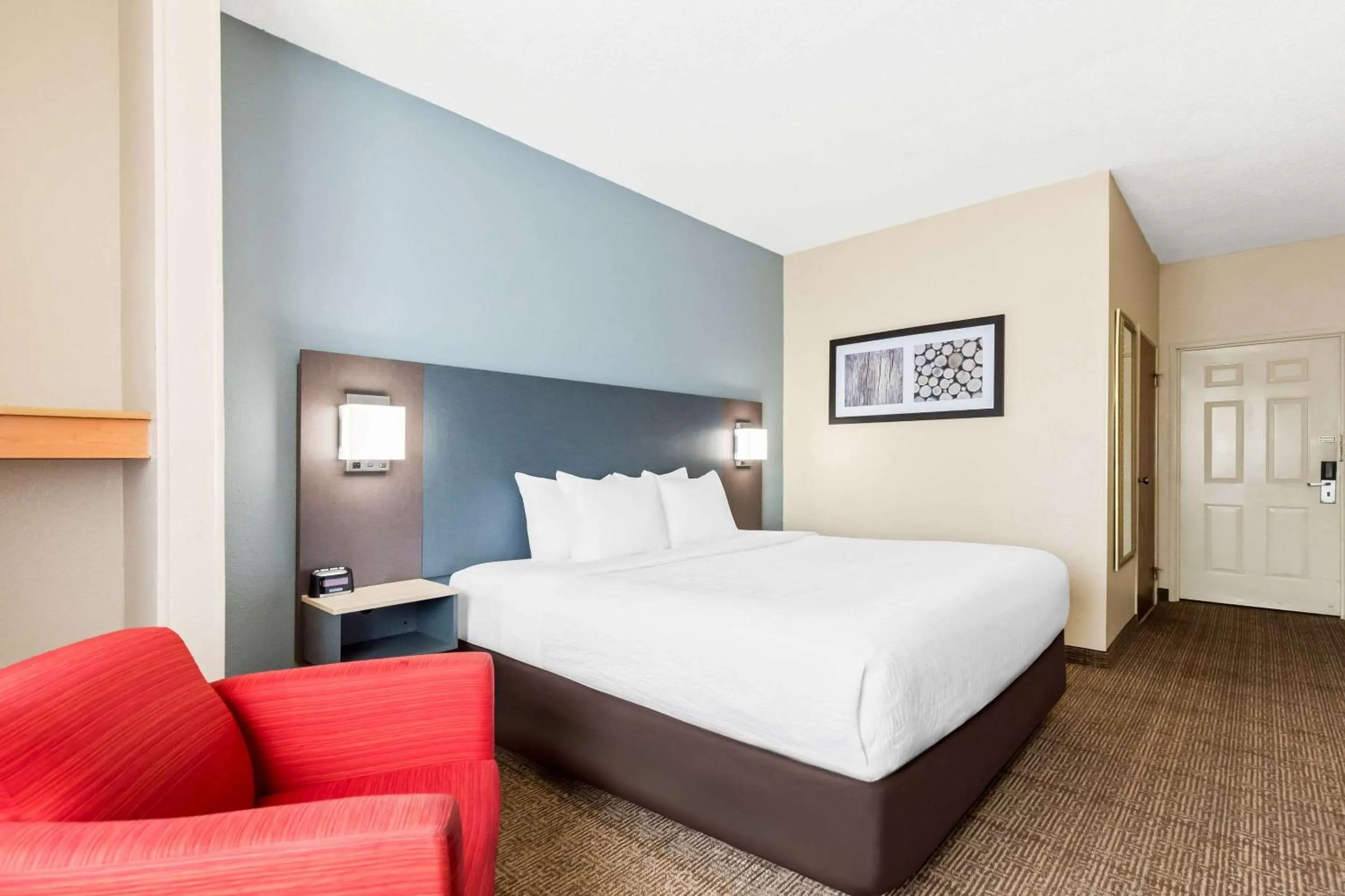 Bedroom, Bed in Quality Inn & Suites Springfield Southwest near I-72