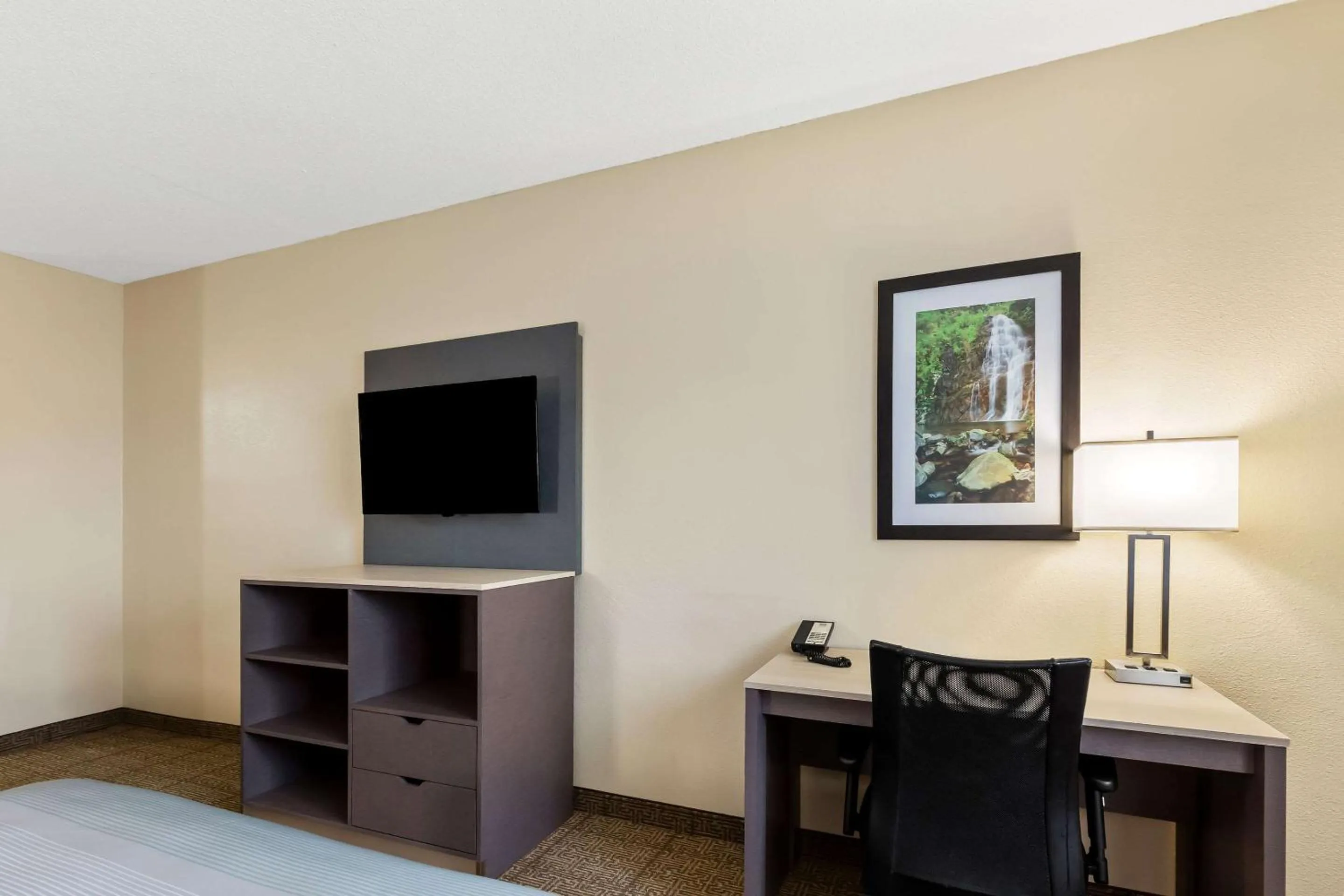 Bedroom, Bed in Quality Inn & Suites Springfield Southwest near I-72