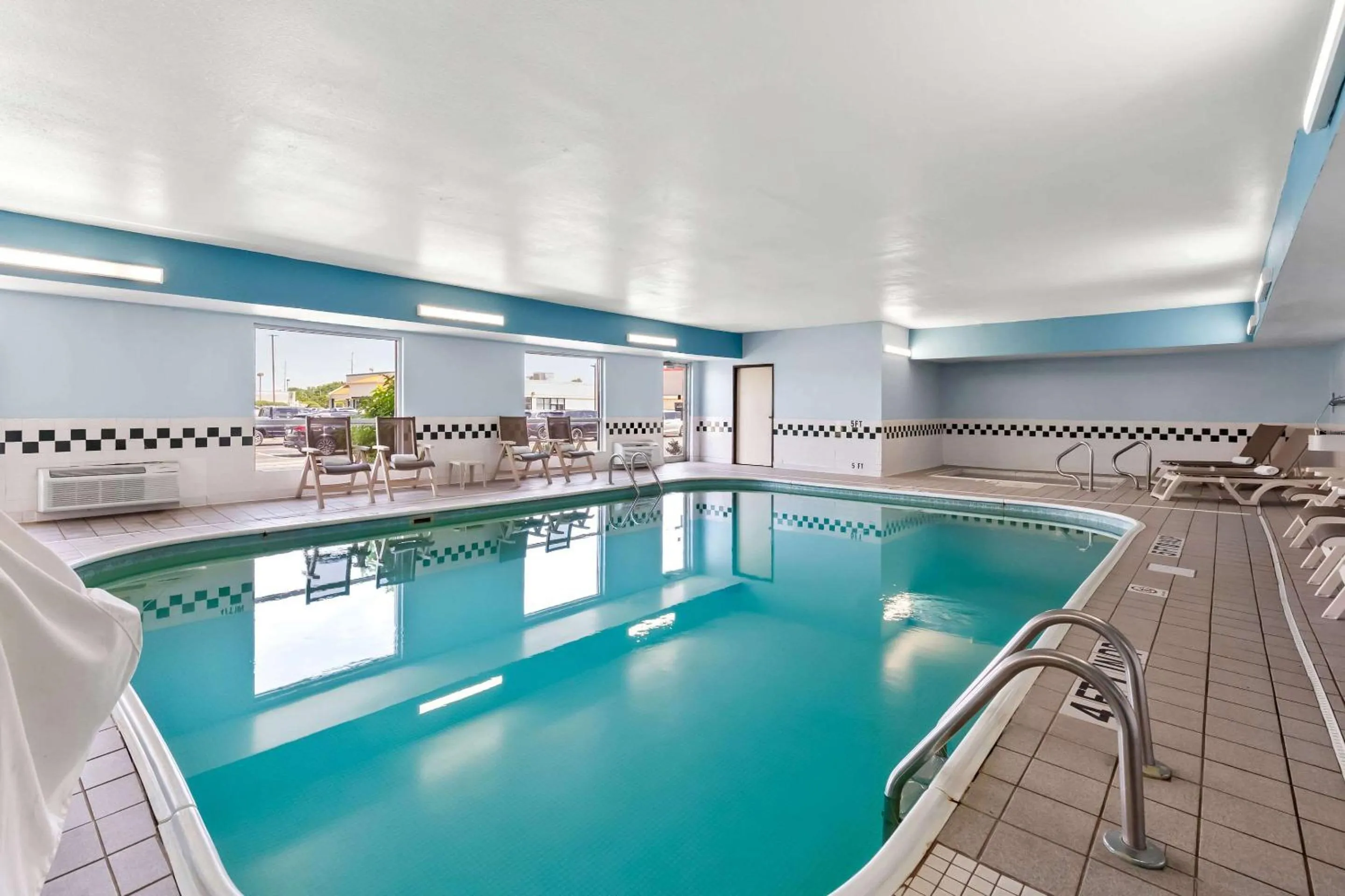 Swimming pool in Quality Inn & Suites Springfield Southwest near I-72