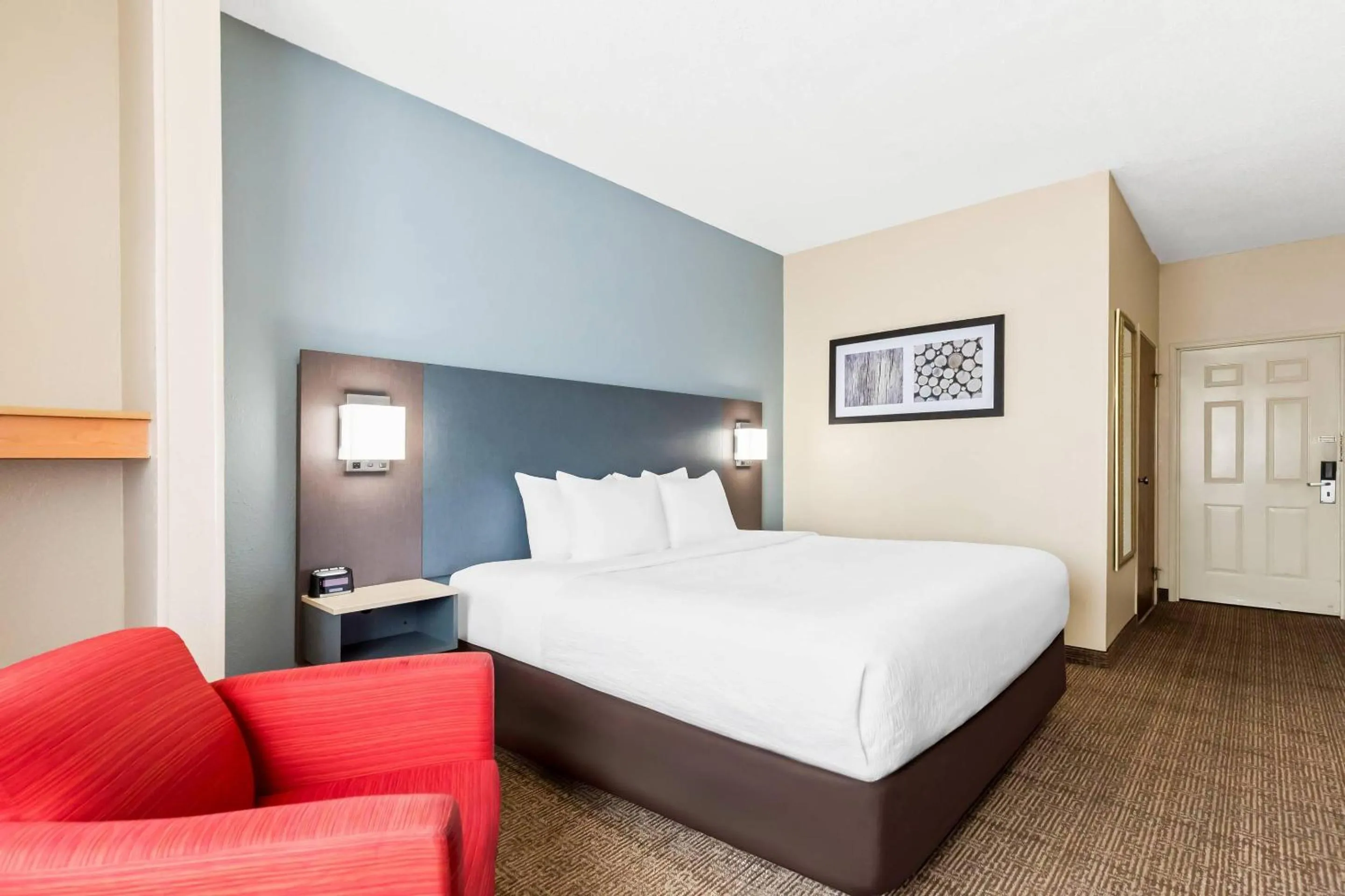 Bedroom, Bed in Quality Inn & Suites Springfield Southwest near I-72