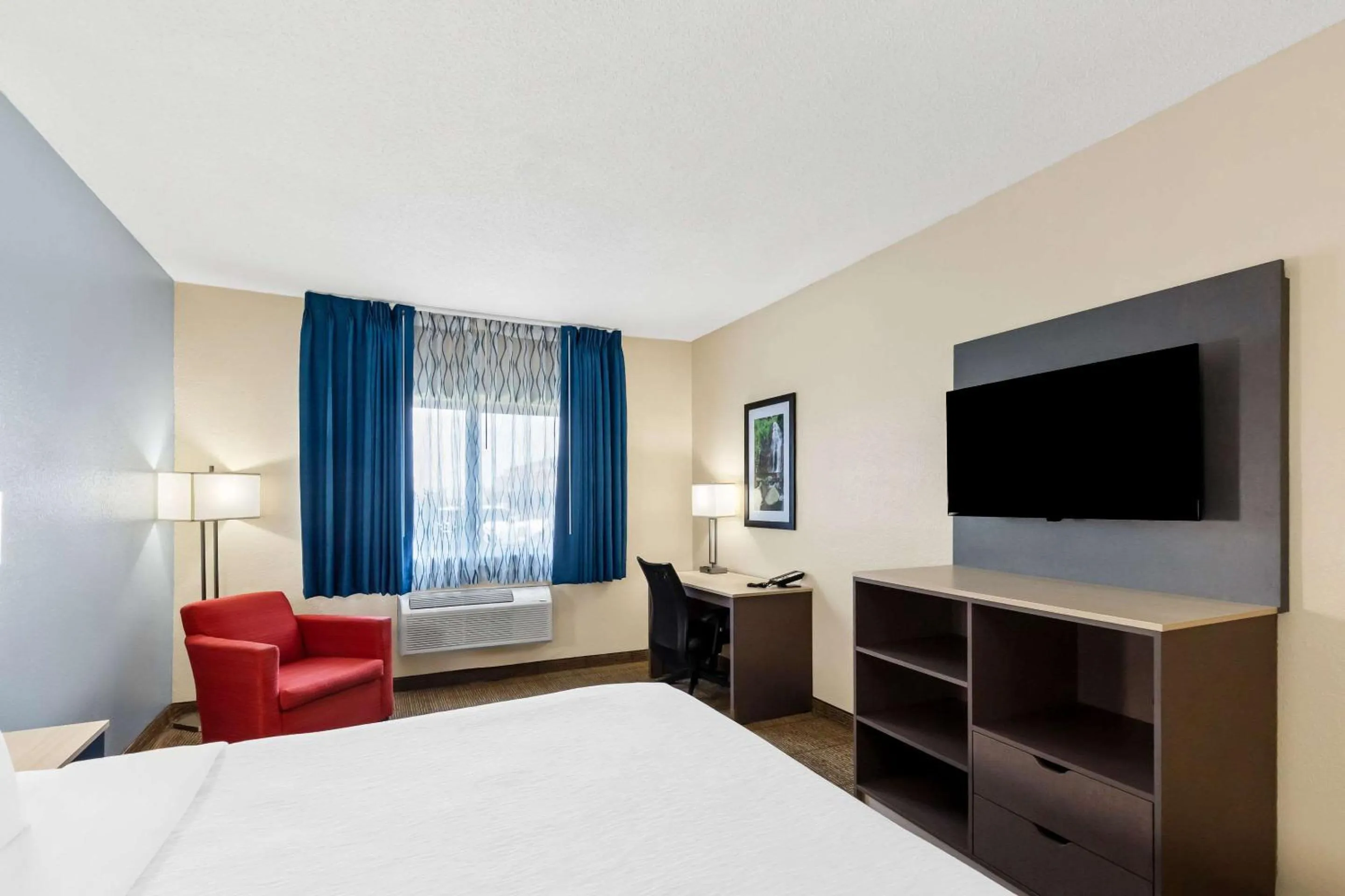 Bedroom, Bed in Quality Inn & Suites Springfield Southwest near I-72