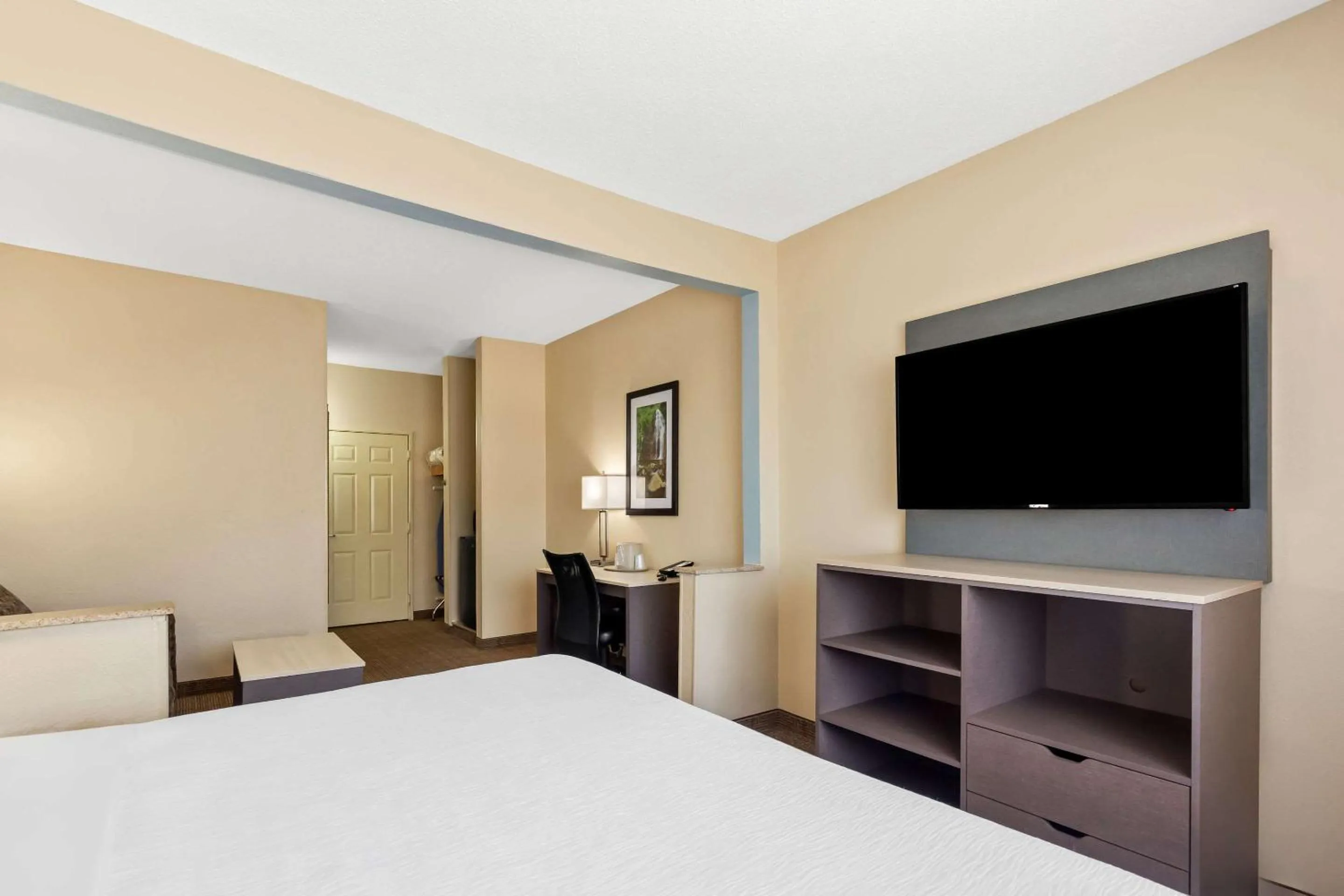 Bedroom, Bed in Quality Inn & Suites Springfield Southwest near I-72