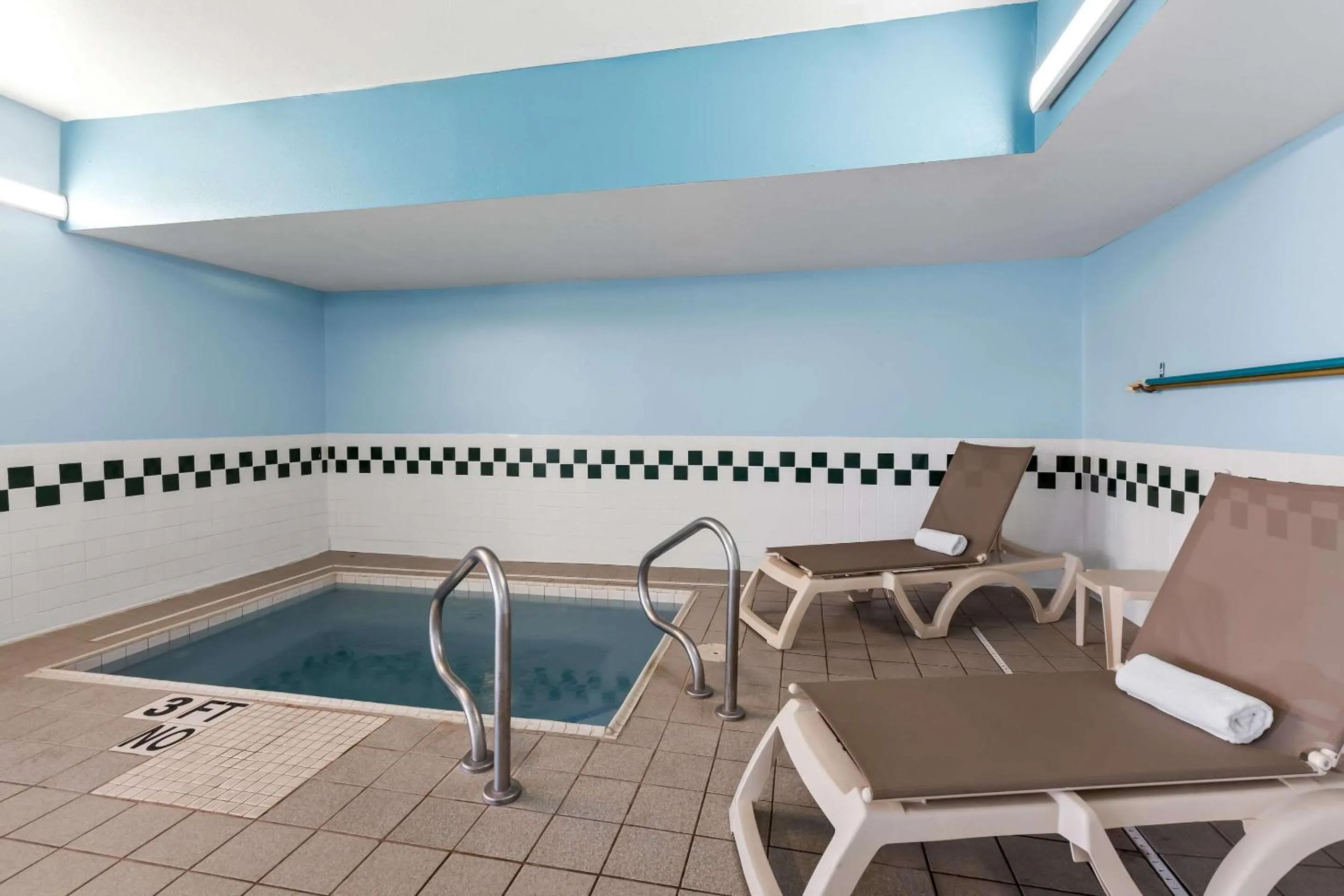 Swimming pool in Quality Inn & Suites Springfield Southwest near I-72