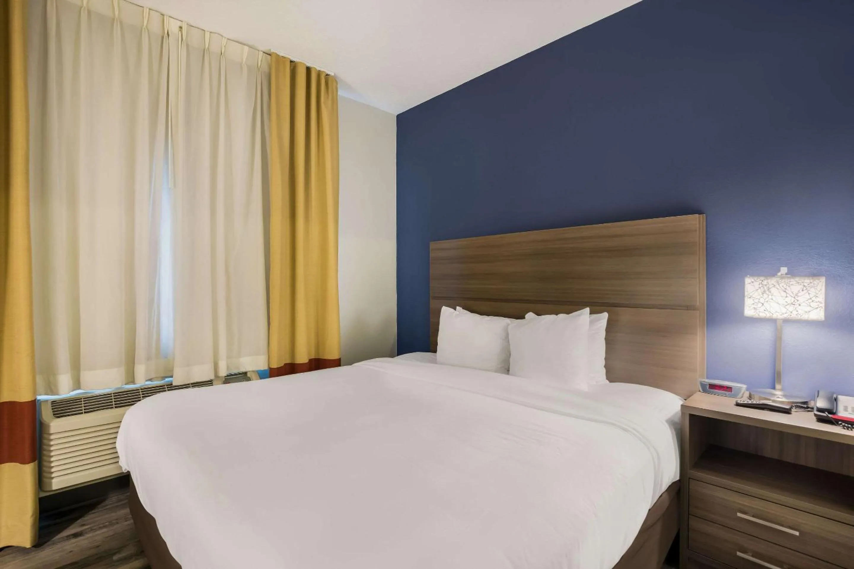 Bedroom, Bed in MainStay Suites Joliet I-55