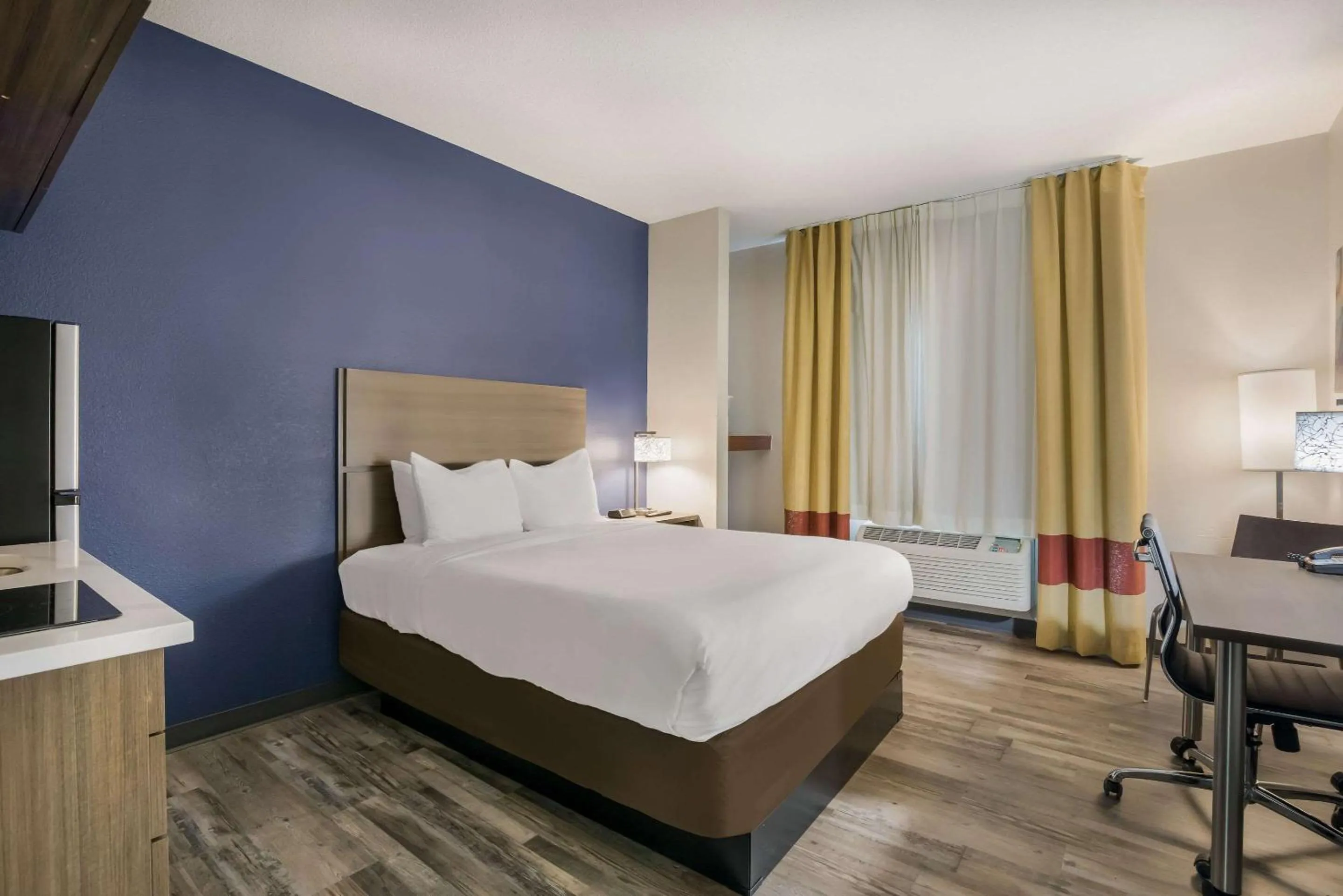 Bedroom, Bed in MainStay Suites Joliet I-55