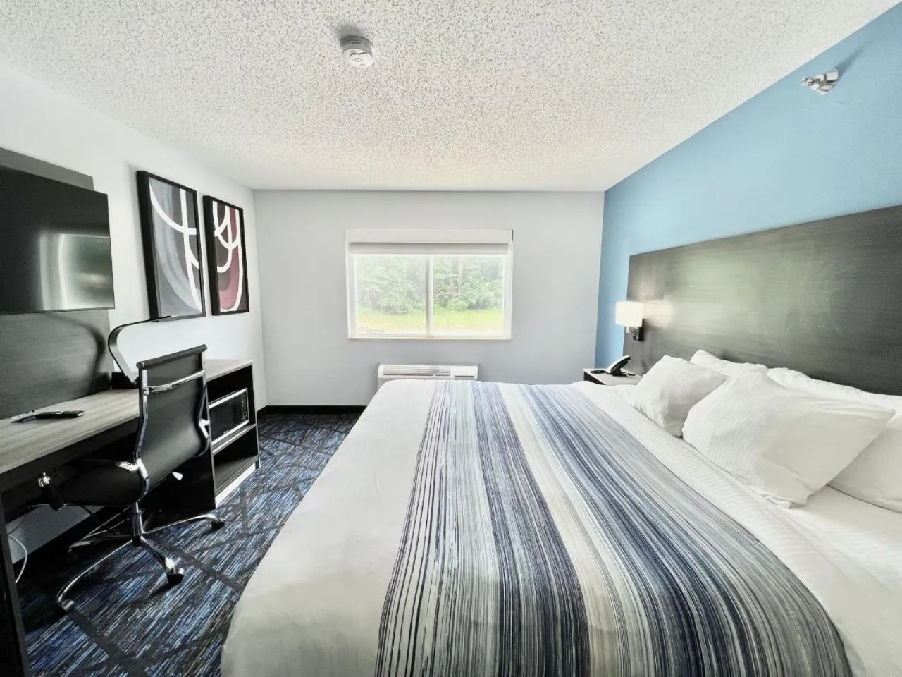 Photo of the whole room, Bed in AmericInn by Wyndham Quincy