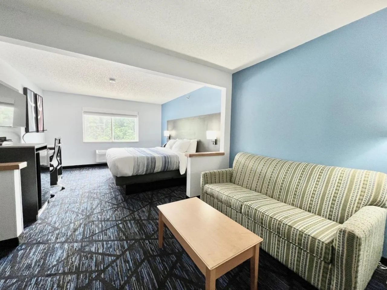 Seating area, Bed in AmericInn by Wyndham Quincy