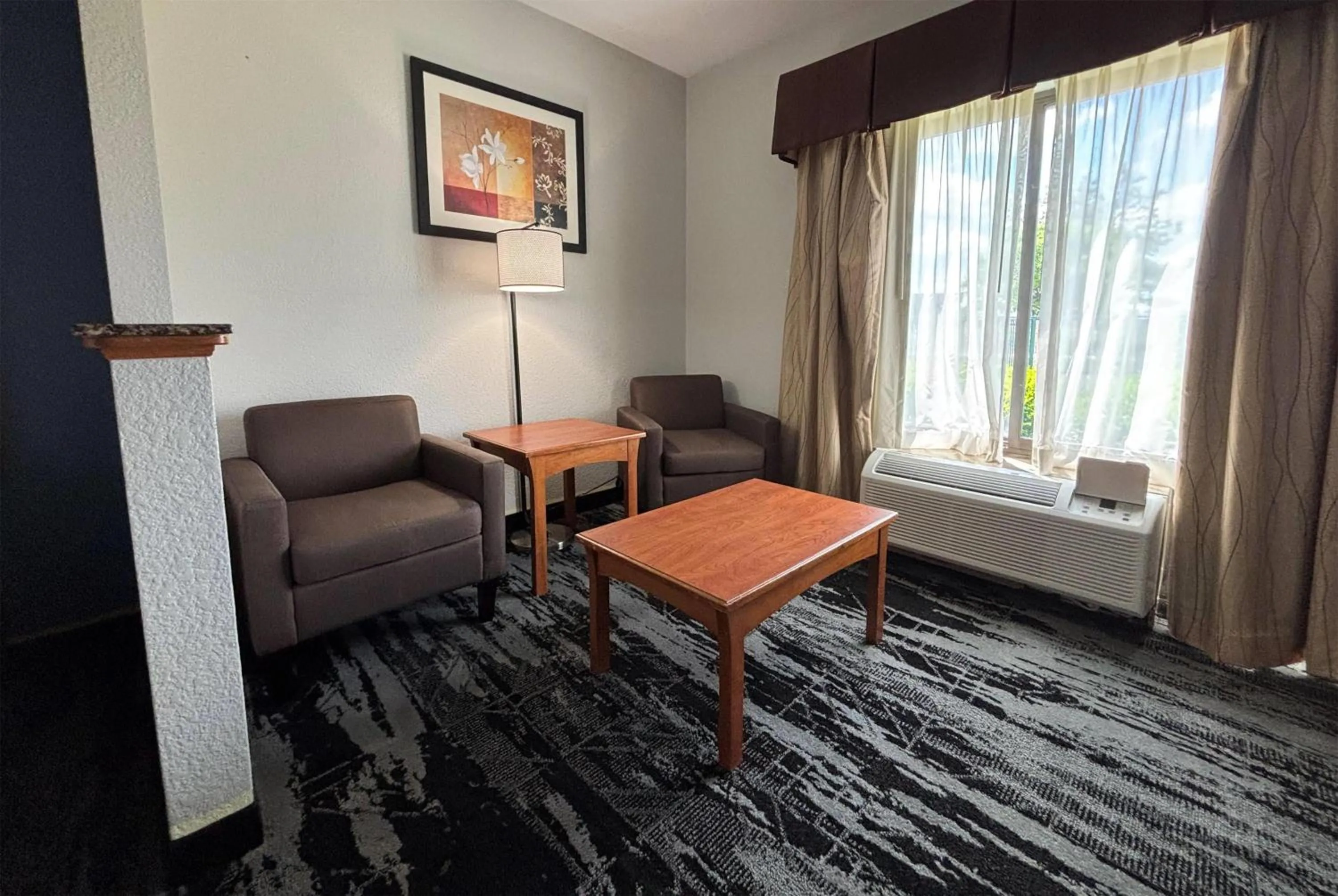 Photo of the whole room, Bed in Baymont by Wyndham Marion