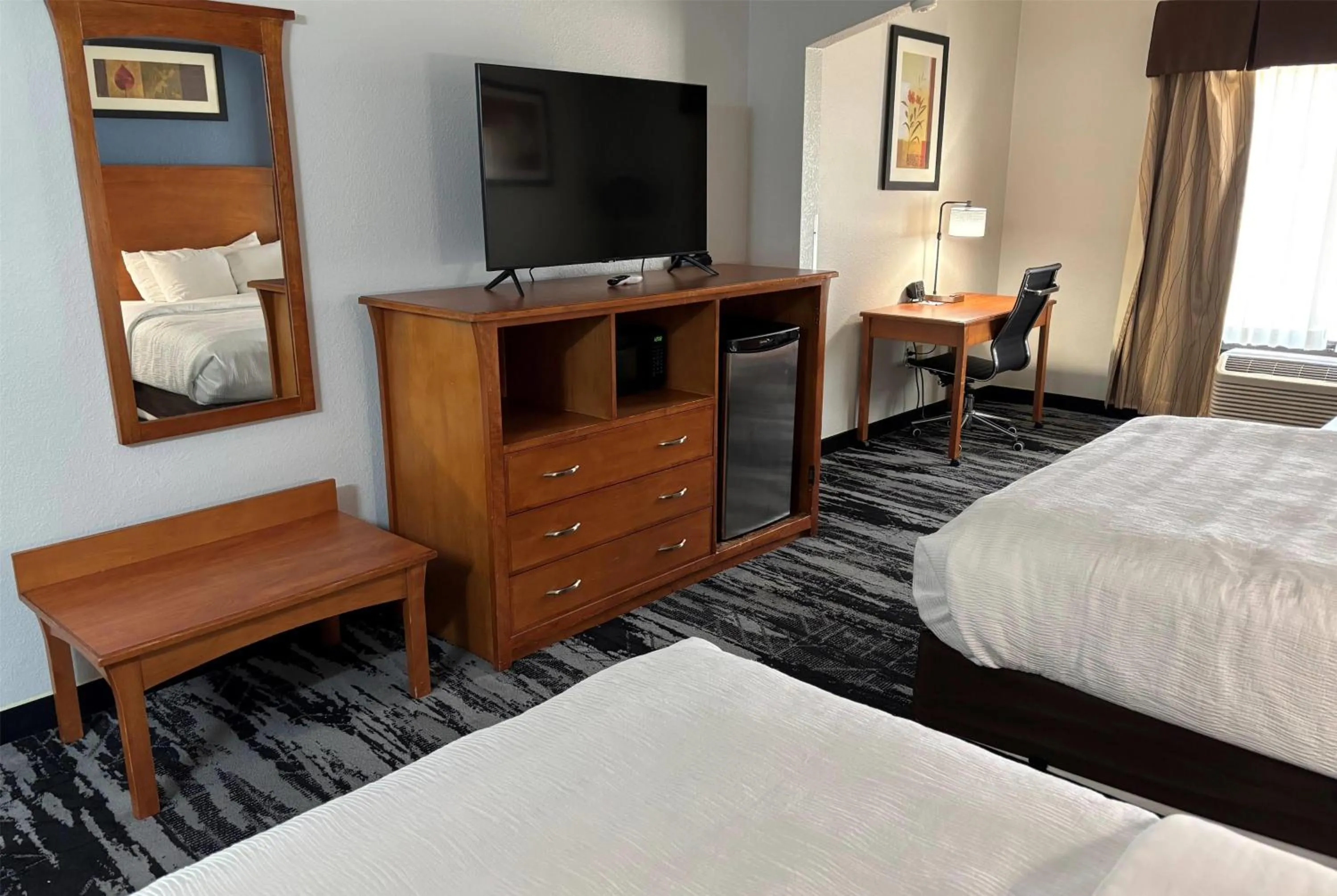 Photo of the whole room, Bed in Baymont by Wyndham Marion