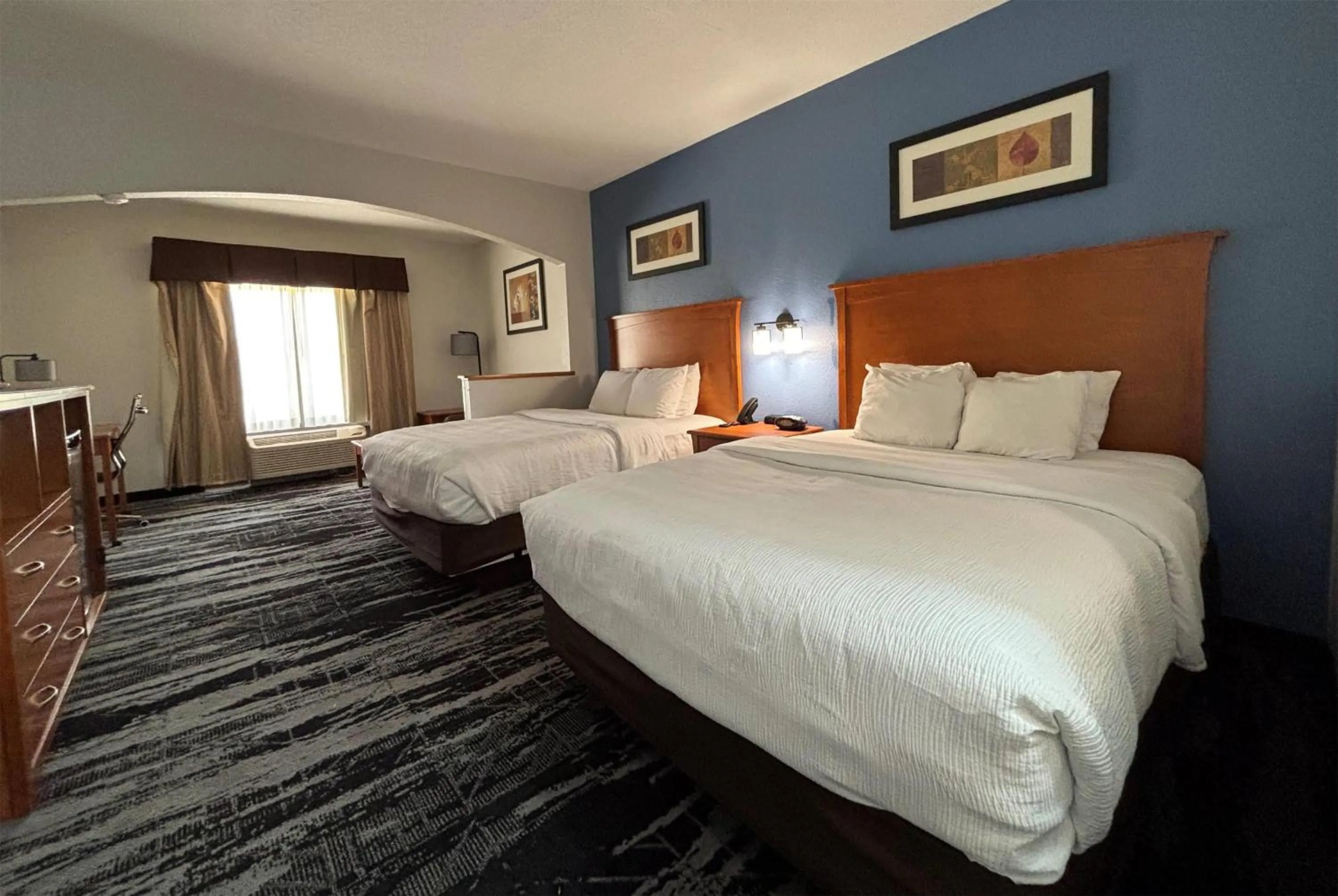 Photo of the whole room, Bed in Baymont by Wyndham Marion