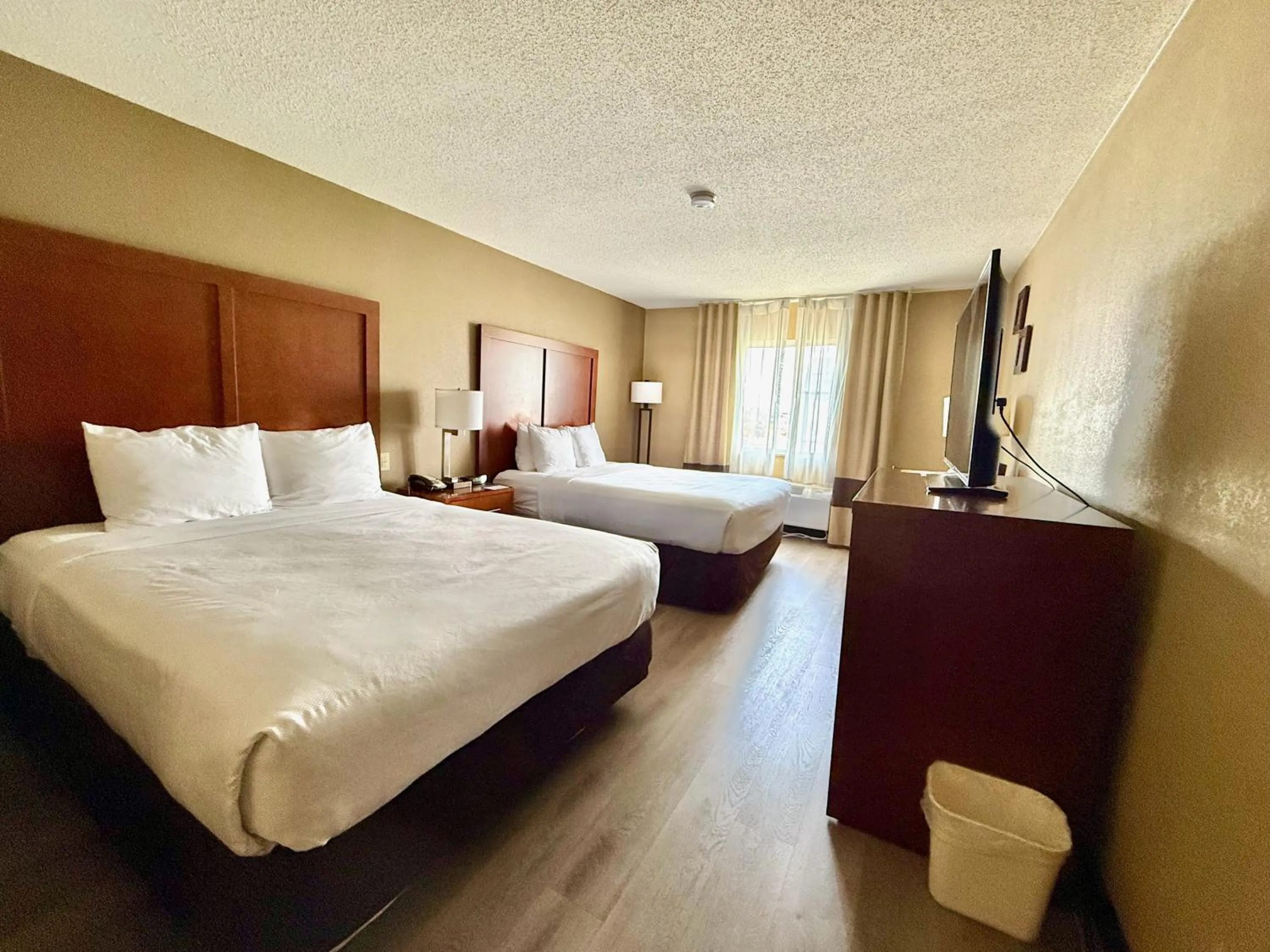 Property building, Bed in Comfort Inn Gurnee near Six Flags