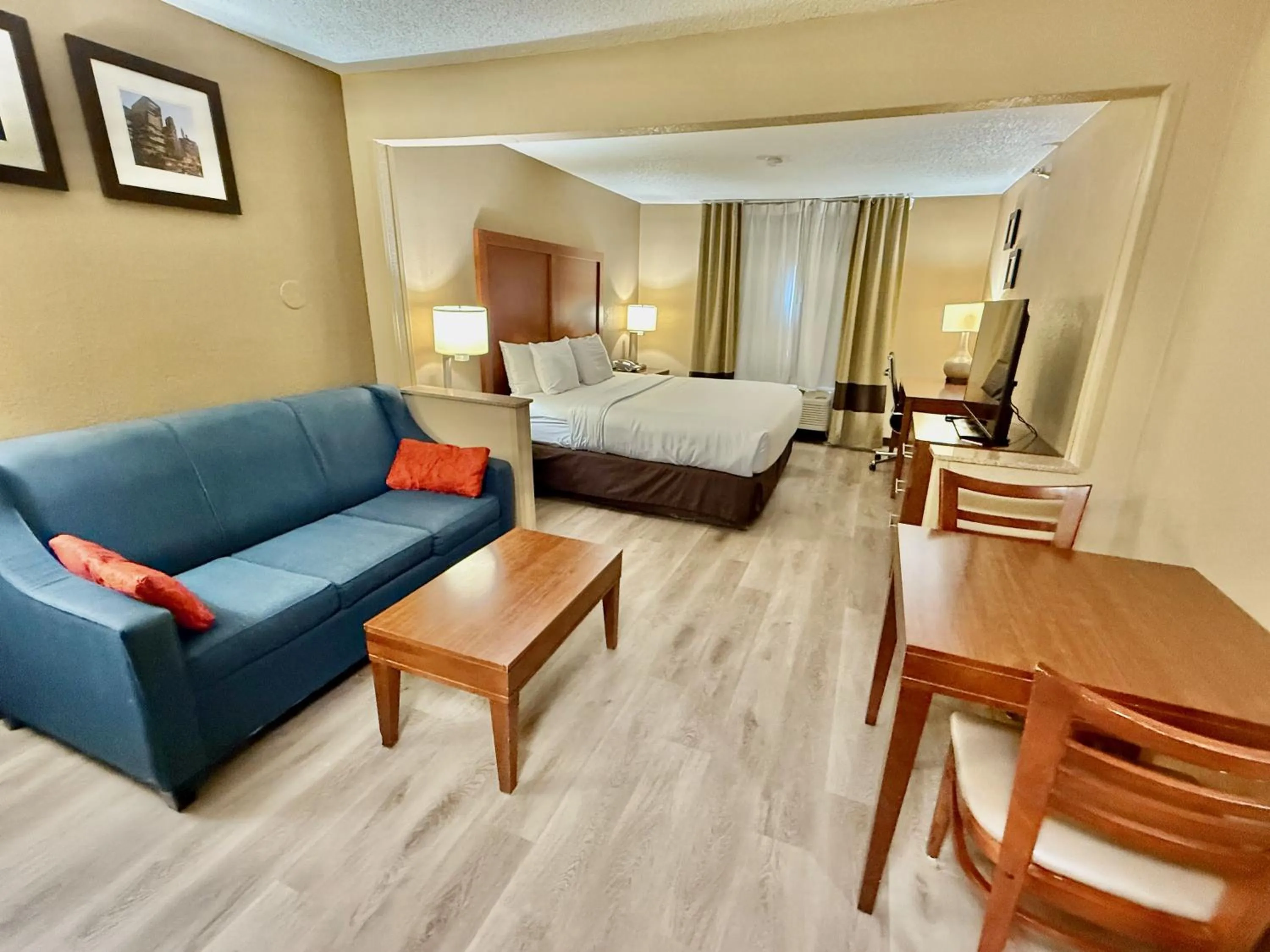 Seating area, Bed in Comfort Inn Gurnee near Six Flags