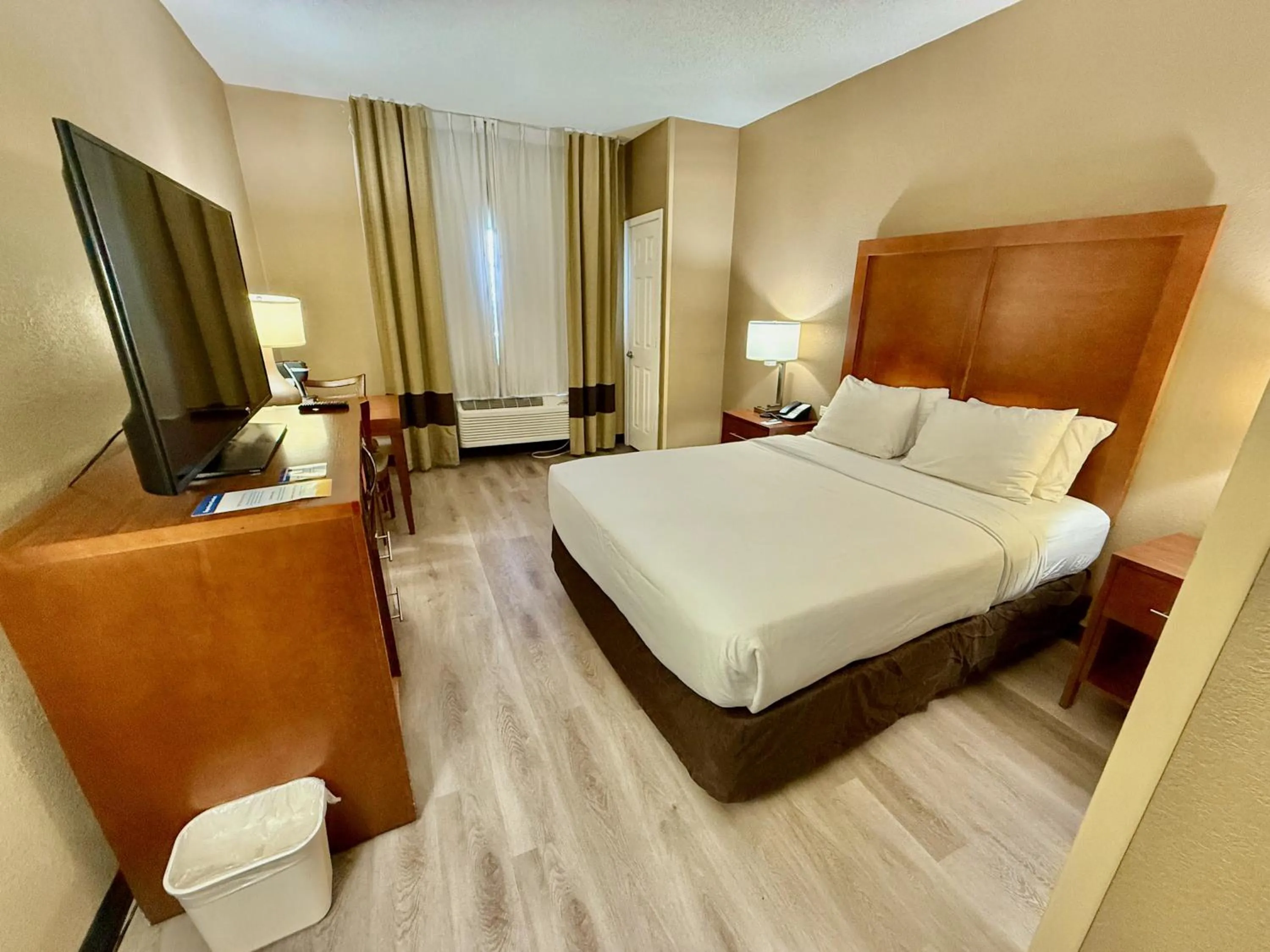 Property building, Bed in Comfort Inn Gurnee near Six Flags