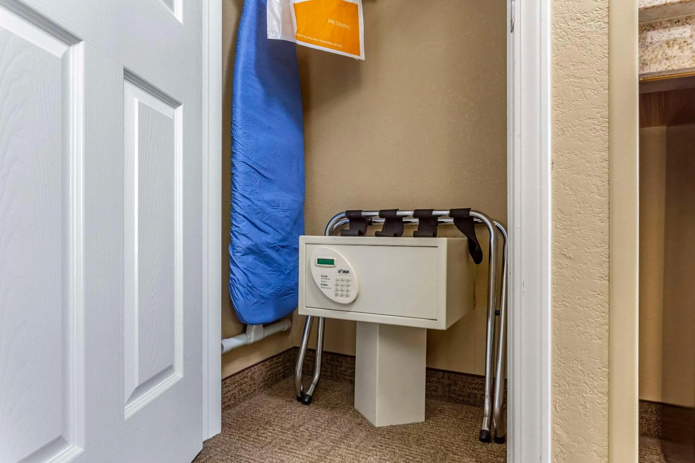 Bedroom in Comfort Inn Gurnee near Six Flags