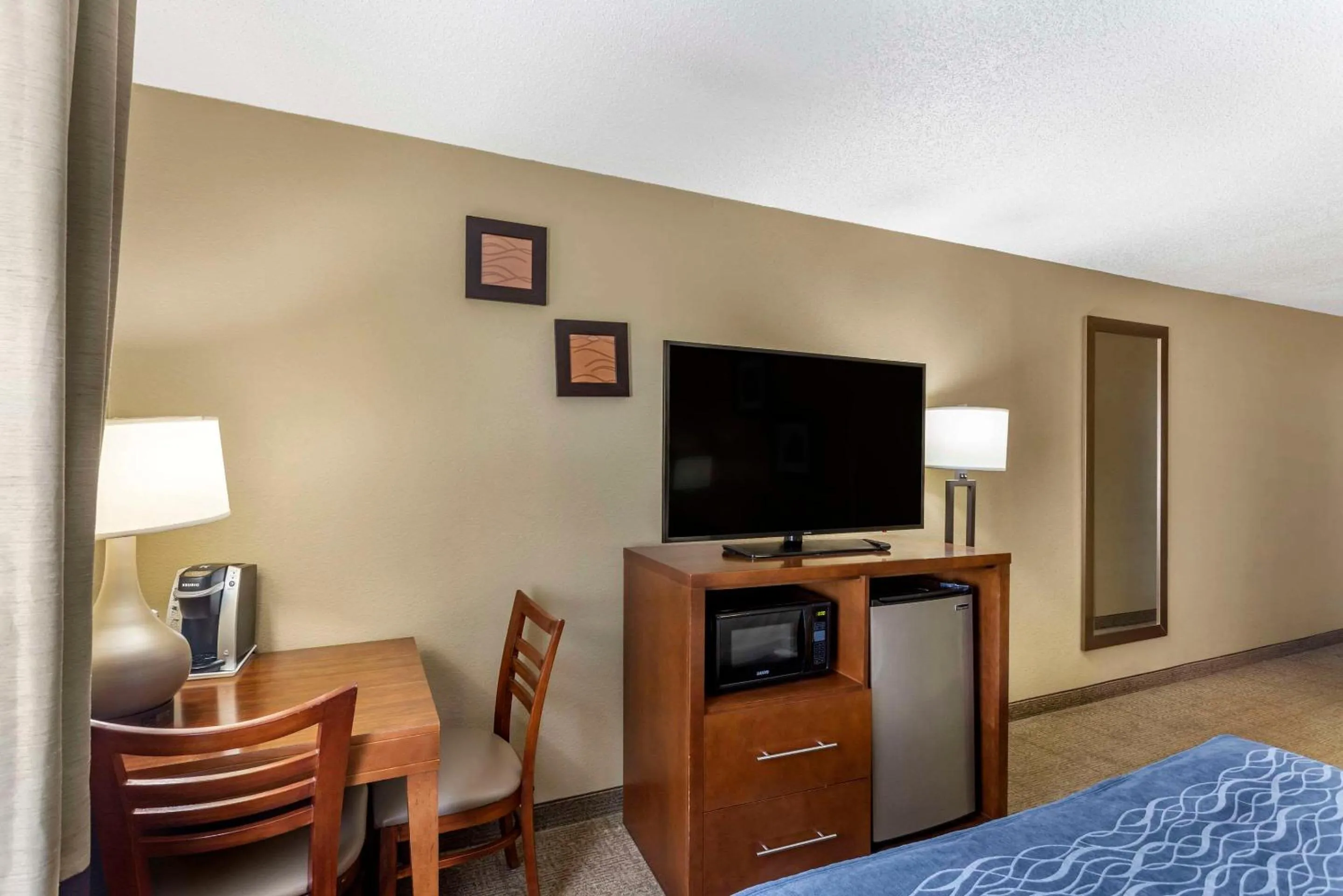 Bedroom, Bed in Comfort Inn Gurnee near Six Flags