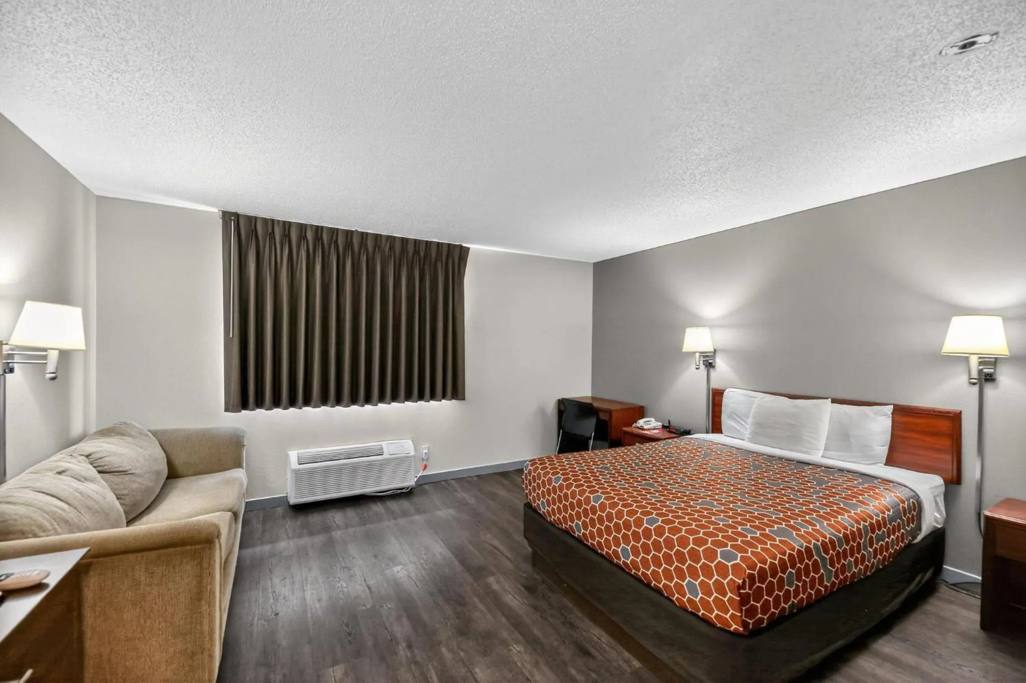 Bedroom, Bed in Econo Lodge Princeton