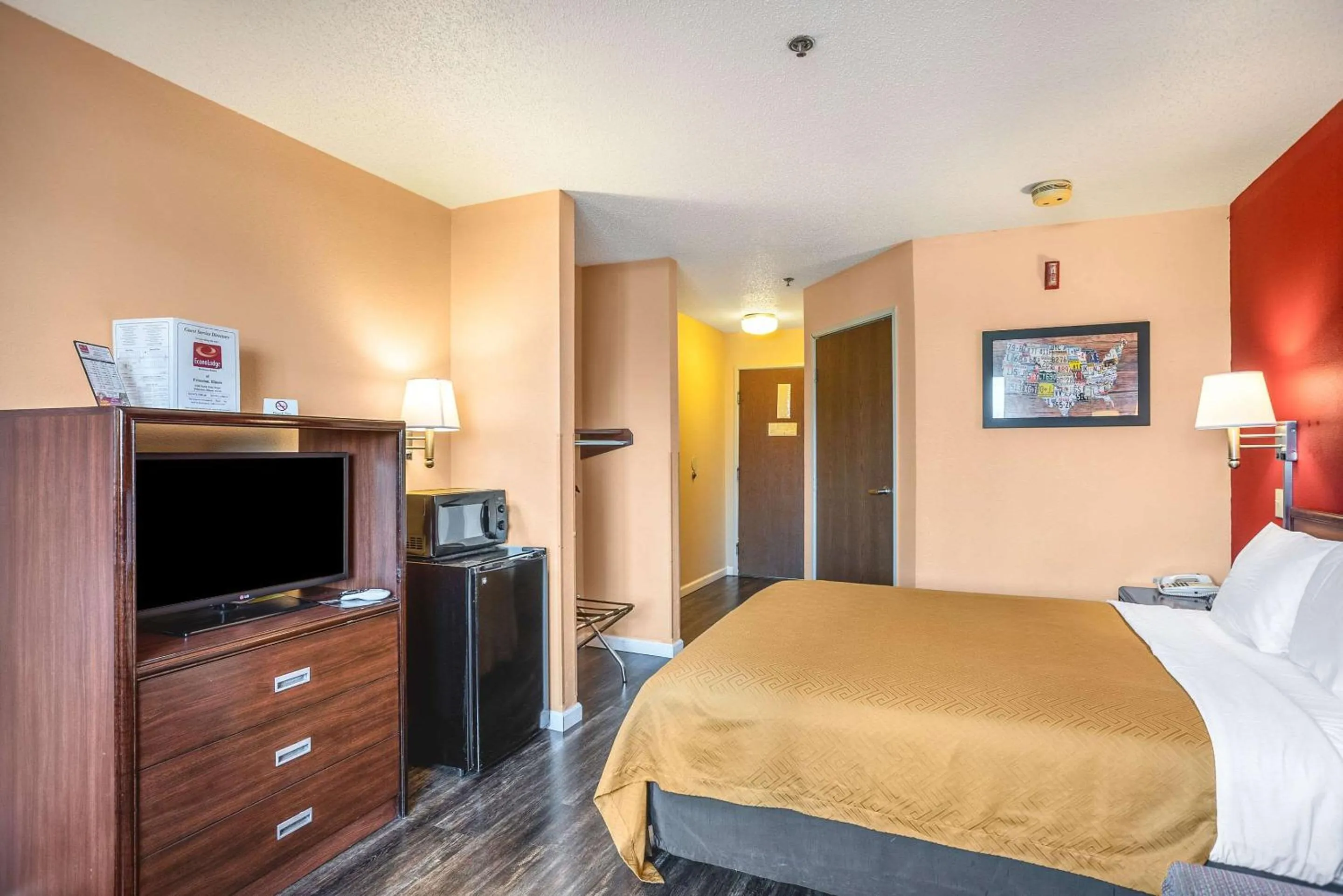 Photo of the whole room, Bed in Econo Lodge Princeton