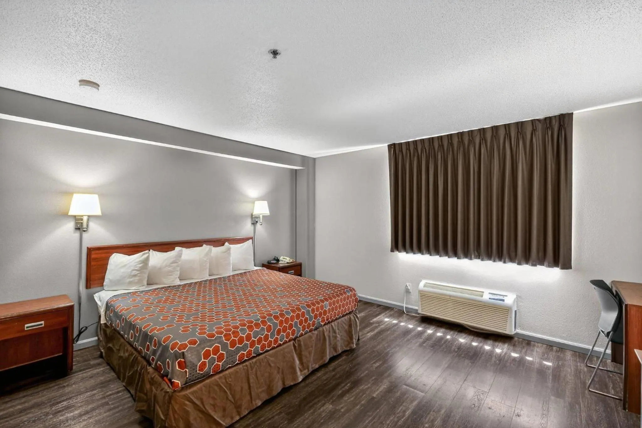 Bedroom, Bed in Econo Lodge Princeton