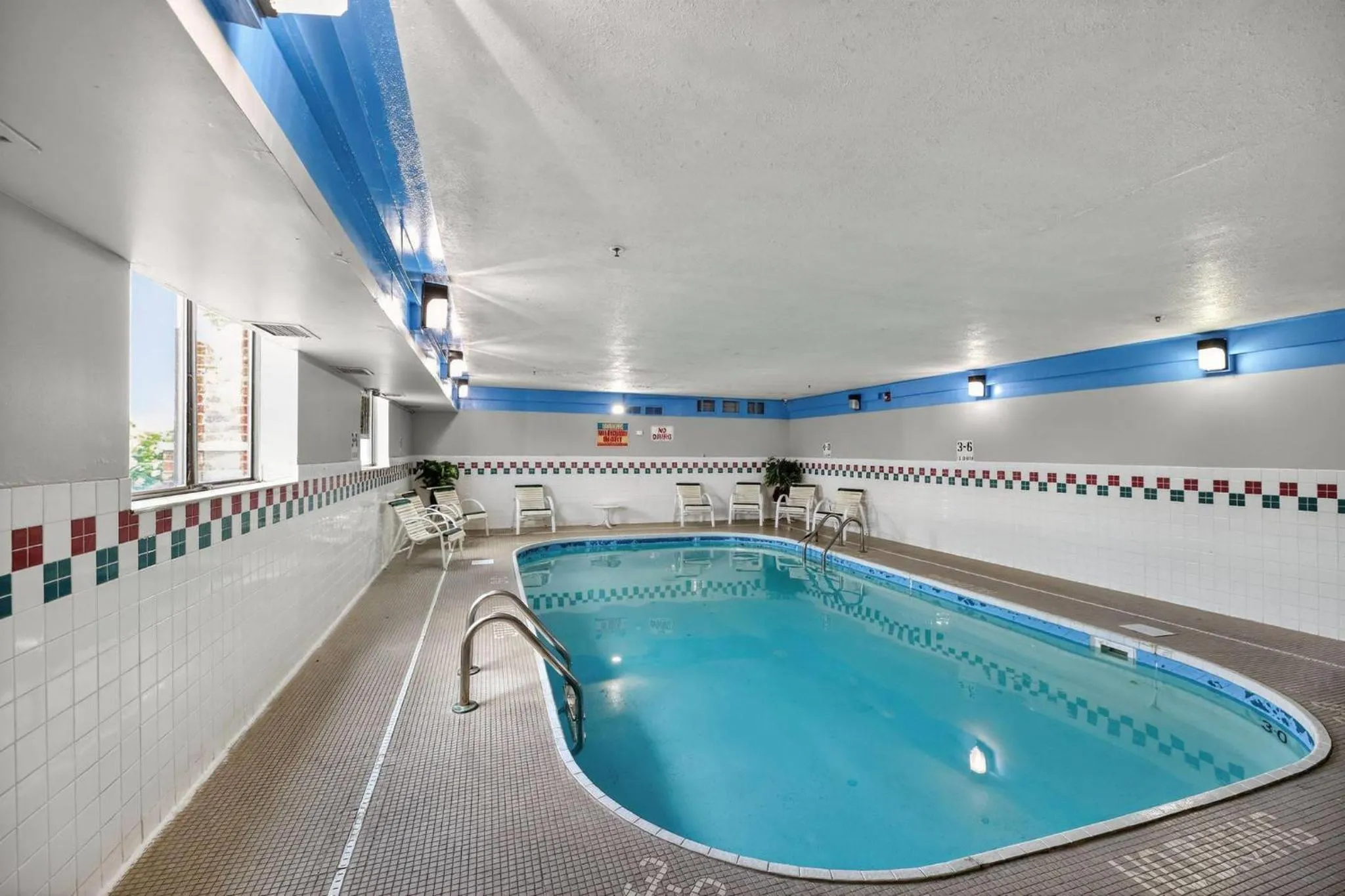 Swimming pool in Econo Lodge Princeton