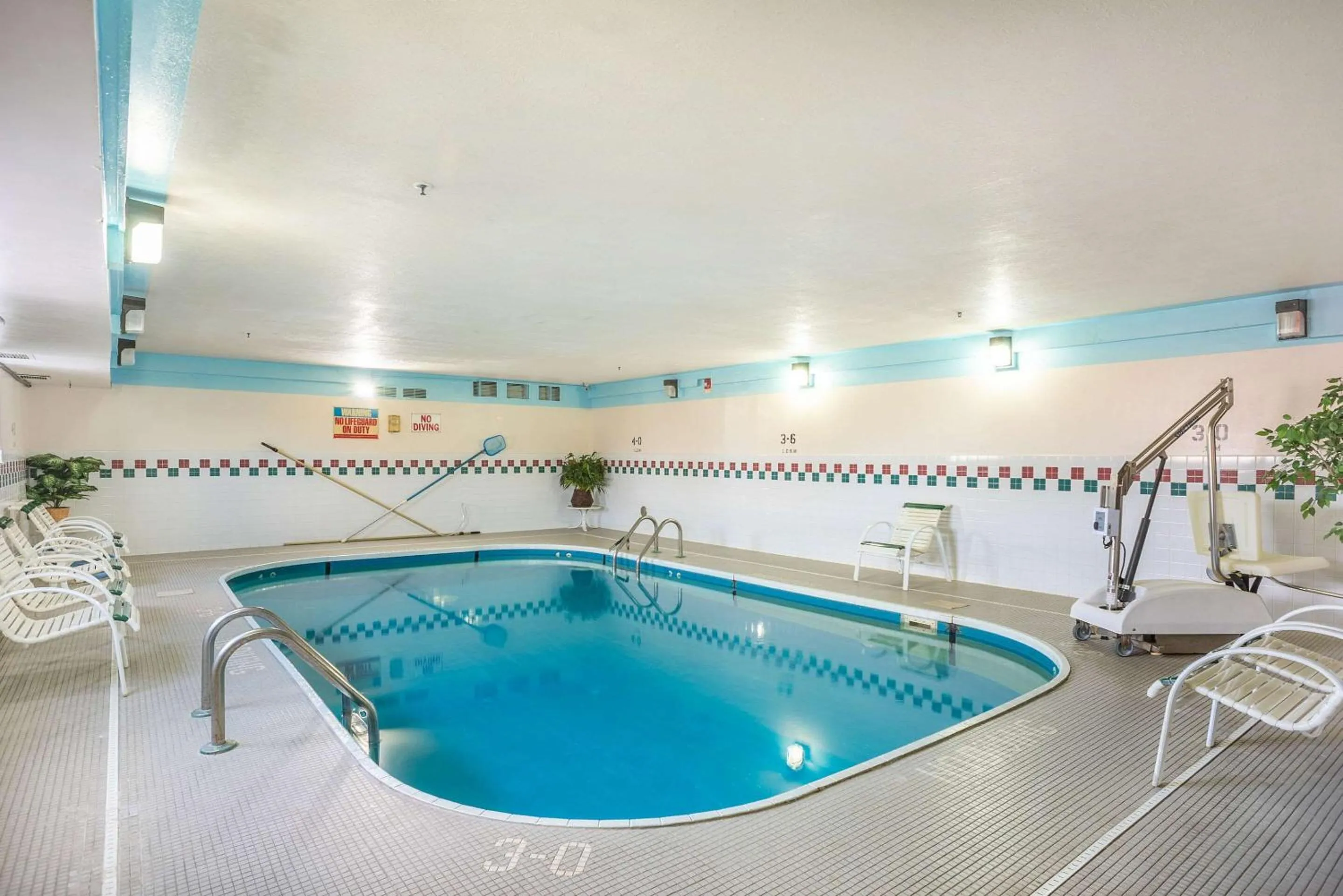 Swimming pool in Econo Lodge Princeton