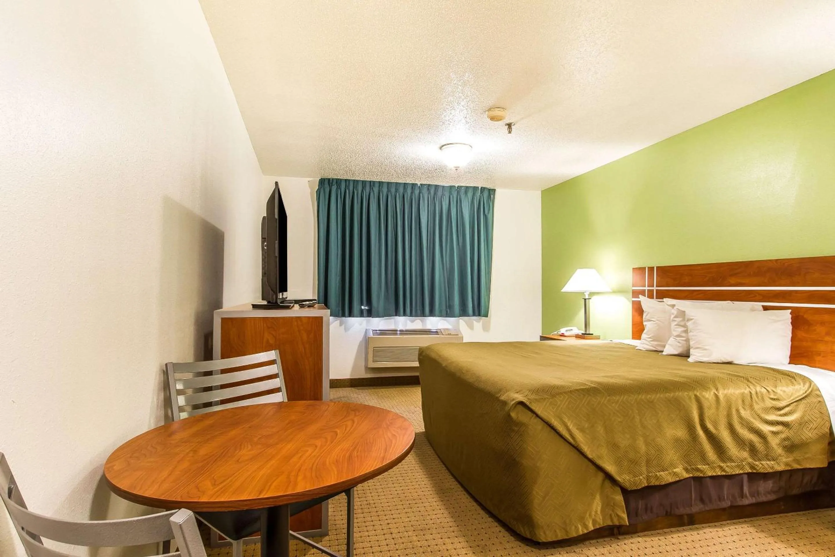 Photo of the whole room, Bed in Econo Lodge Inn & Suites Pekin - Peoria Area