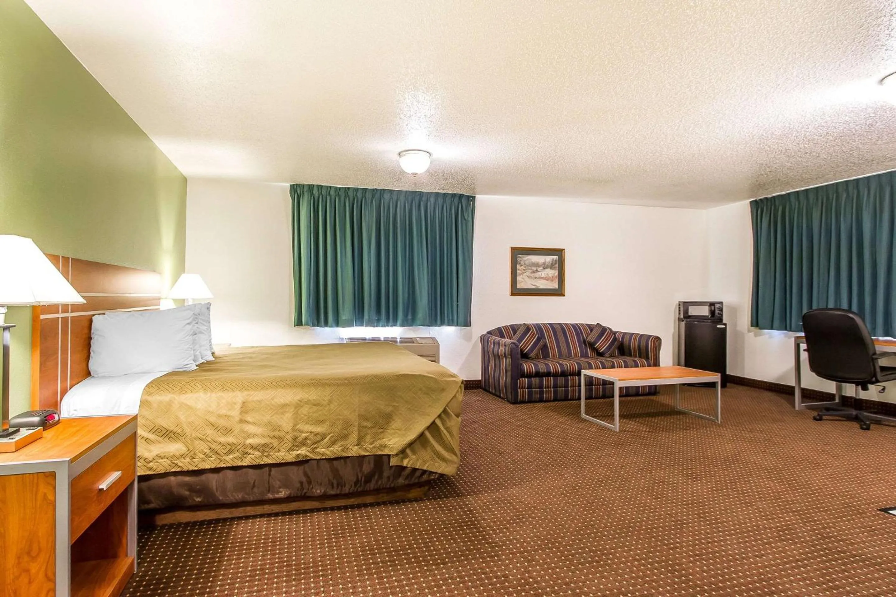 Photo of the whole room, Bed in Econo Lodge Inn & Suites Pekin - Peoria Area