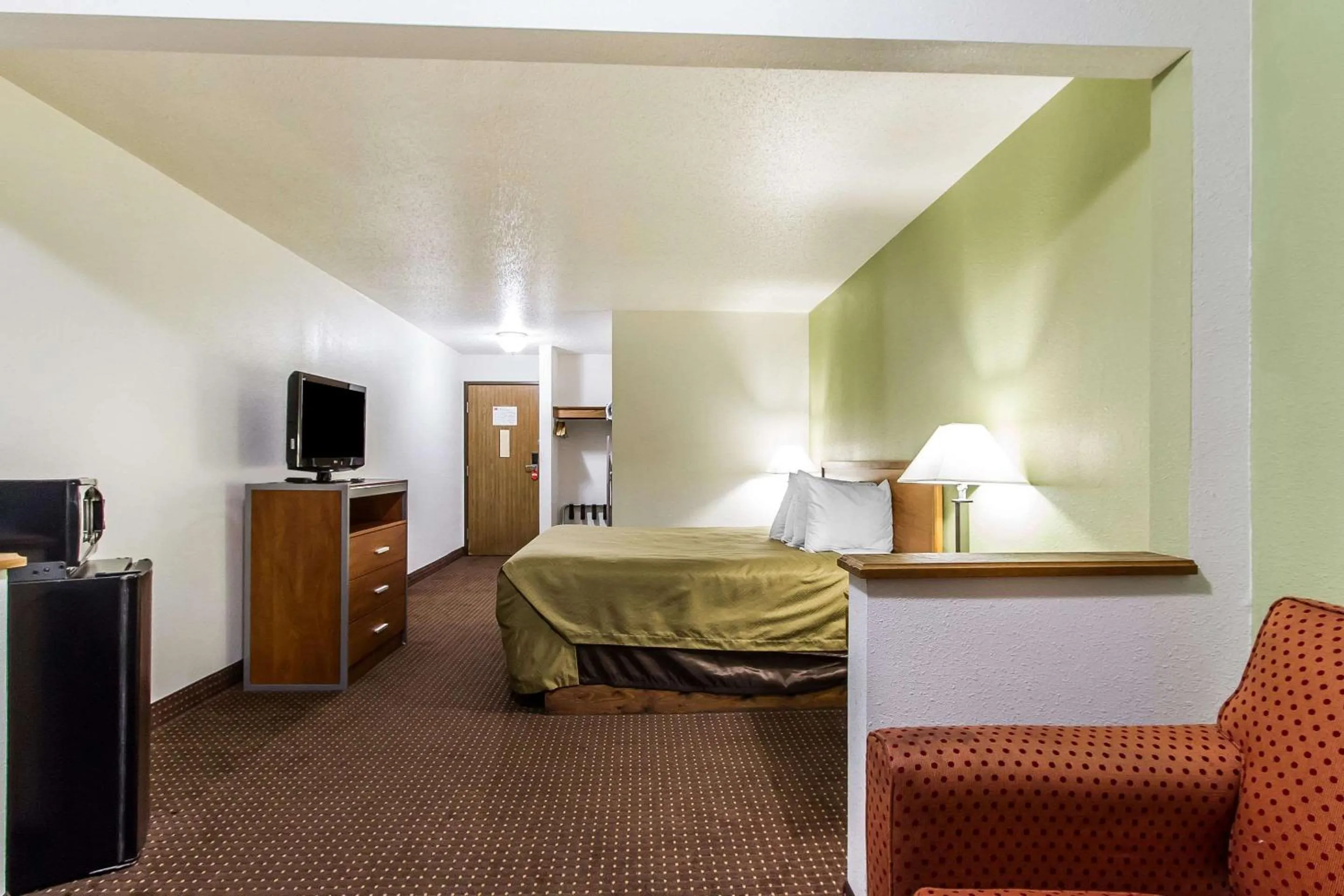 Photo of the whole room, Bed in Econo Lodge Inn & Suites Pekin - Peoria Area
