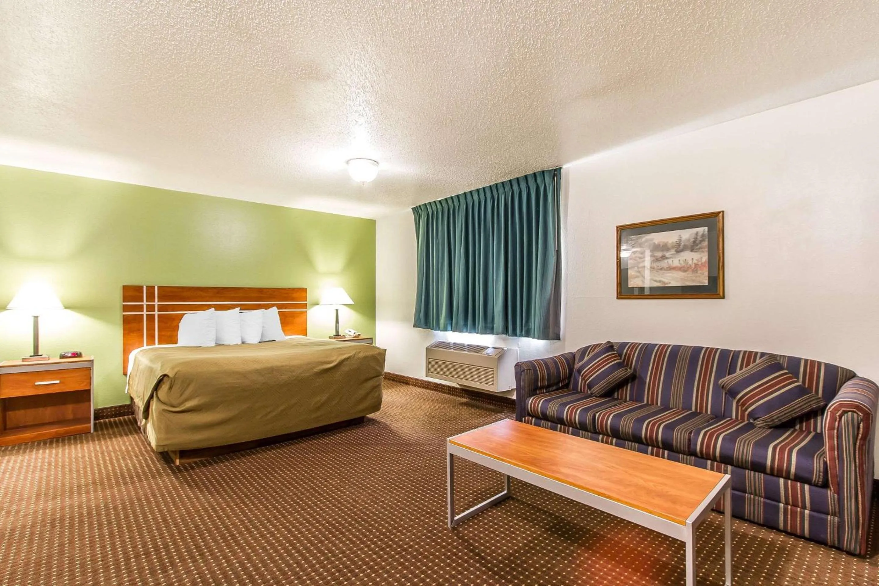 Photo of the whole room, Bed in Econo Lodge Inn & Suites Pekin - Peoria Area