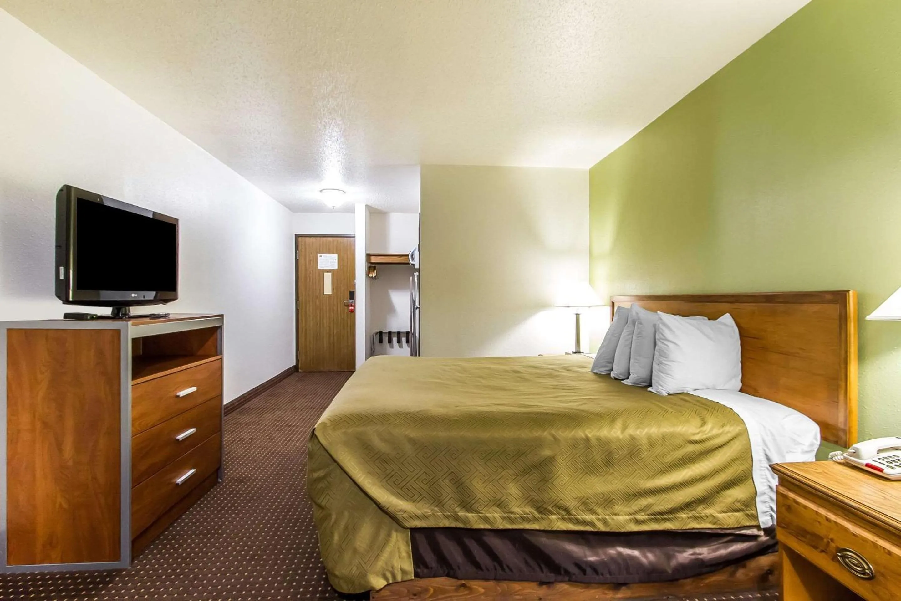 Photo of the whole room, Bed in Econo Lodge Inn & Suites Pekin - Peoria Area
