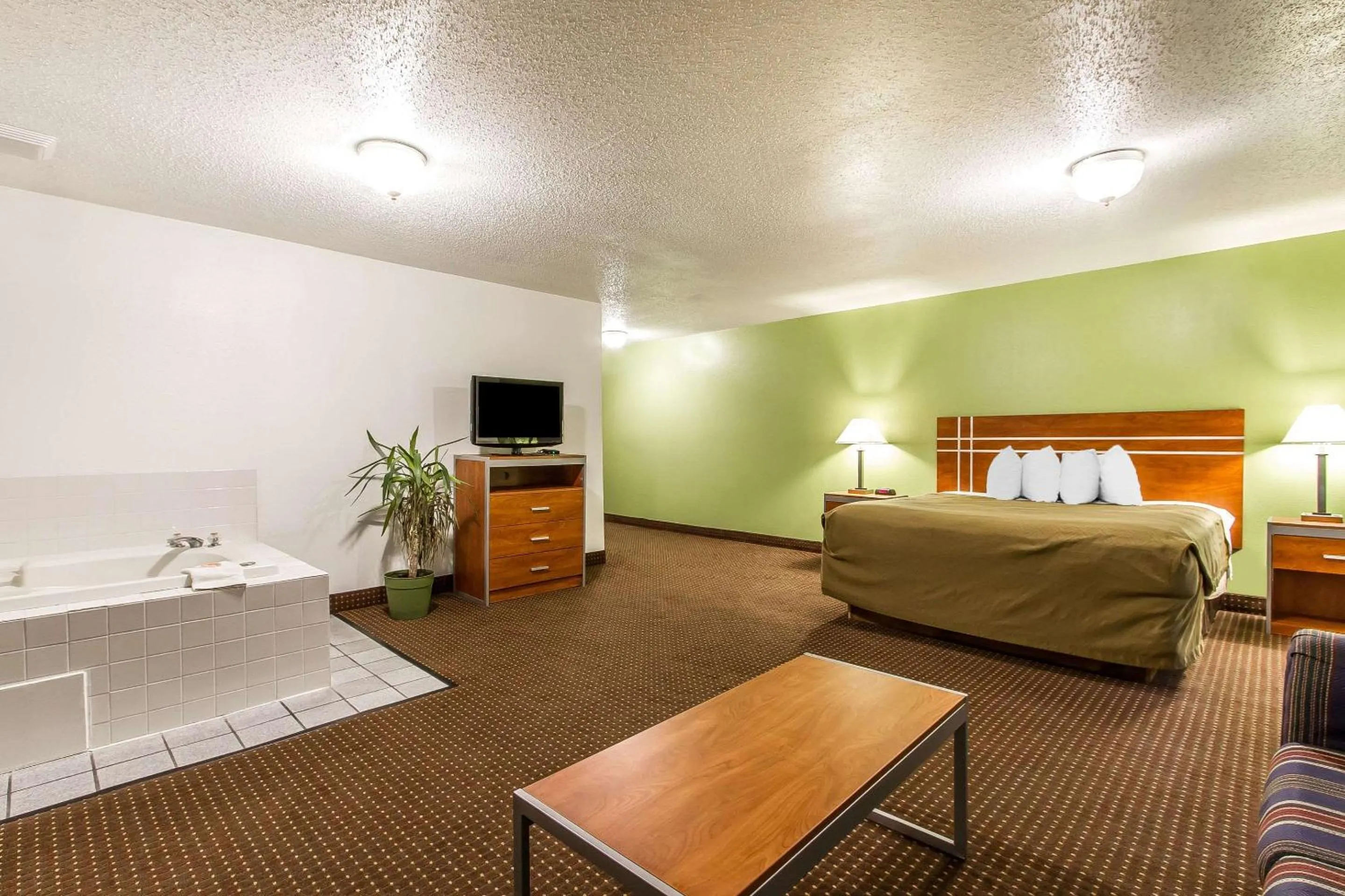 Photo of the whole room, Bed in Econo Lodge Inn & Suites Pekin - Peoria Area