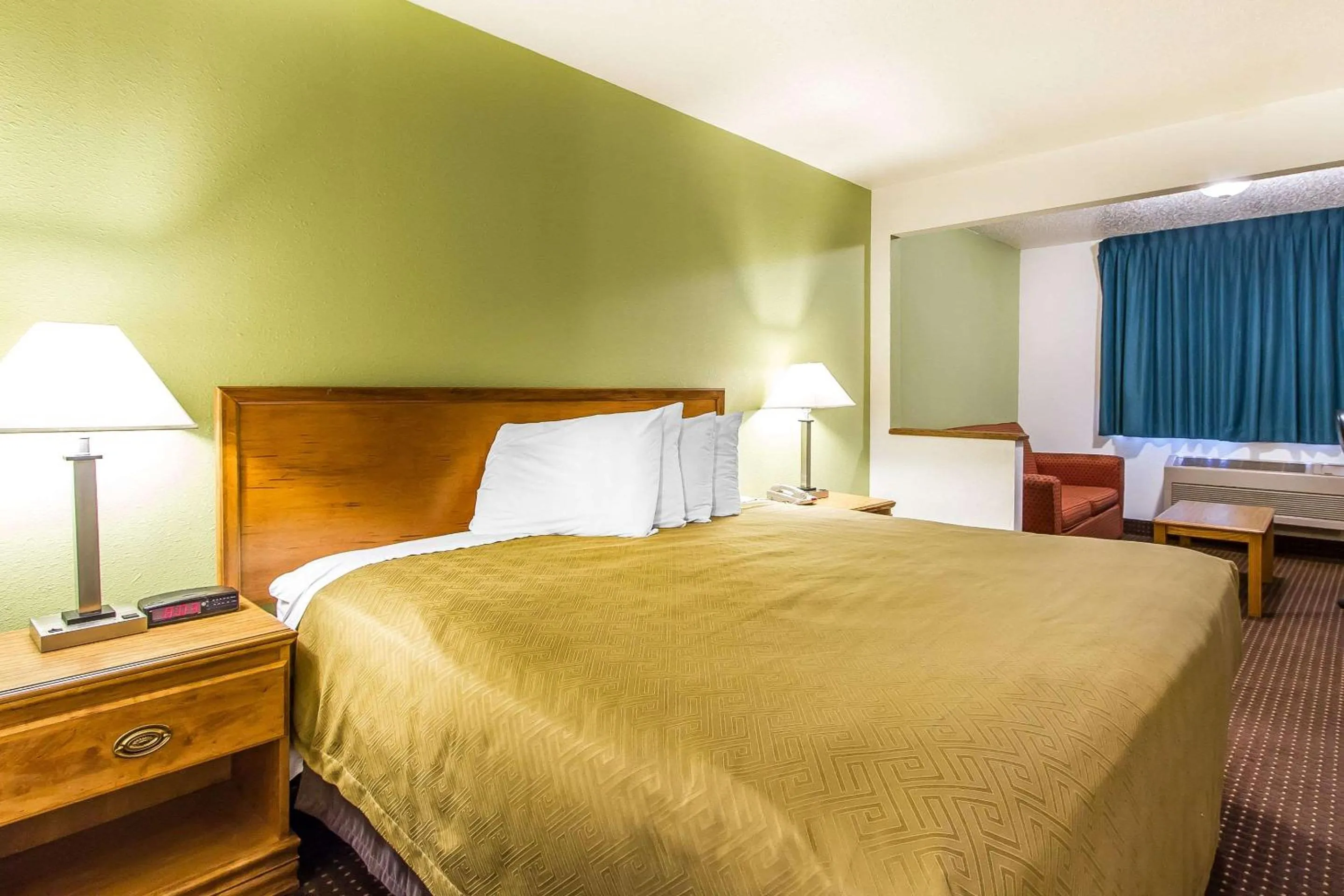 Photo of the whole room, Bed in Econo Lodge Inn & Suites Pekin - Peoria Area