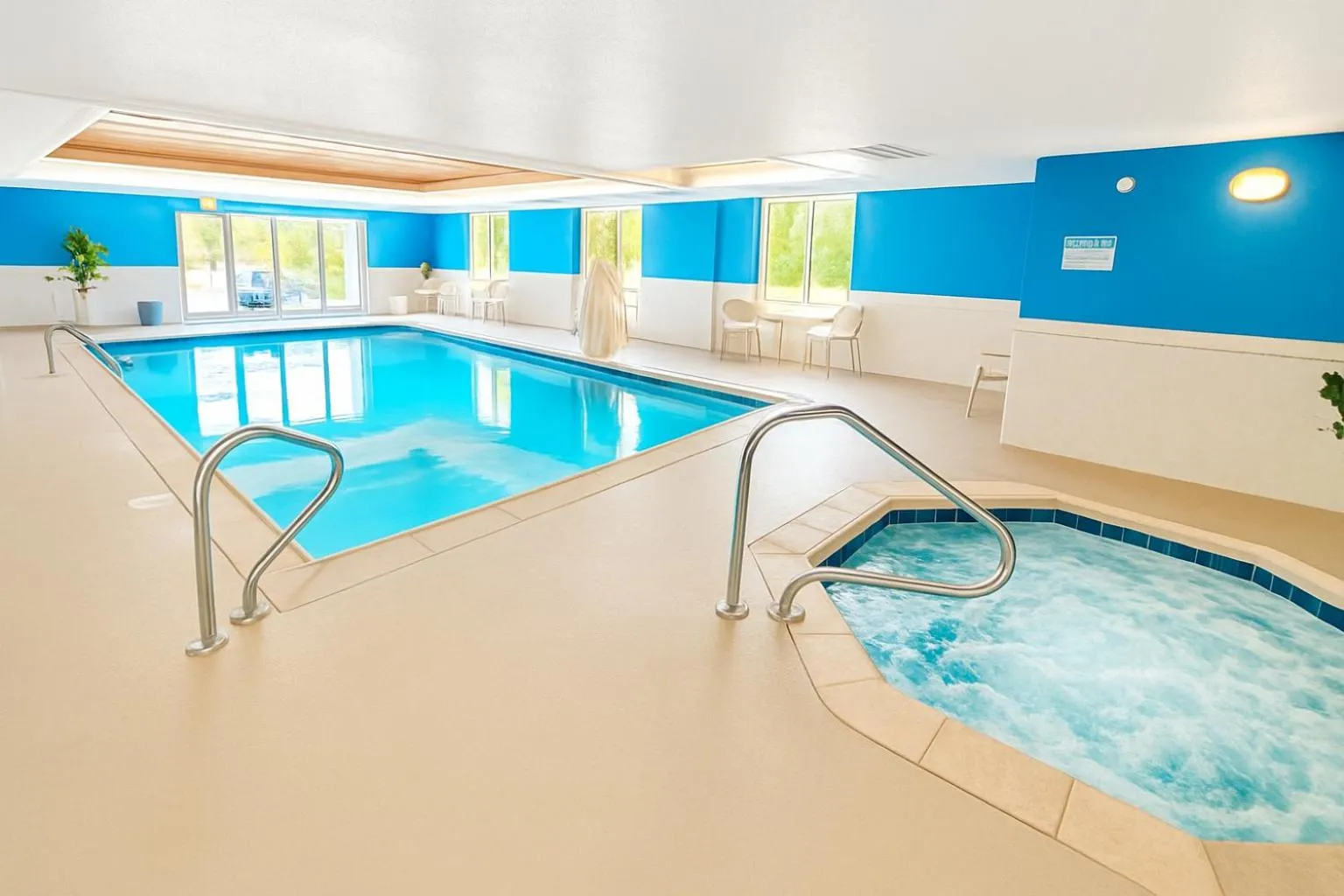 Swimming pool in Comfort Inn & Suites Geneva- West Chicago