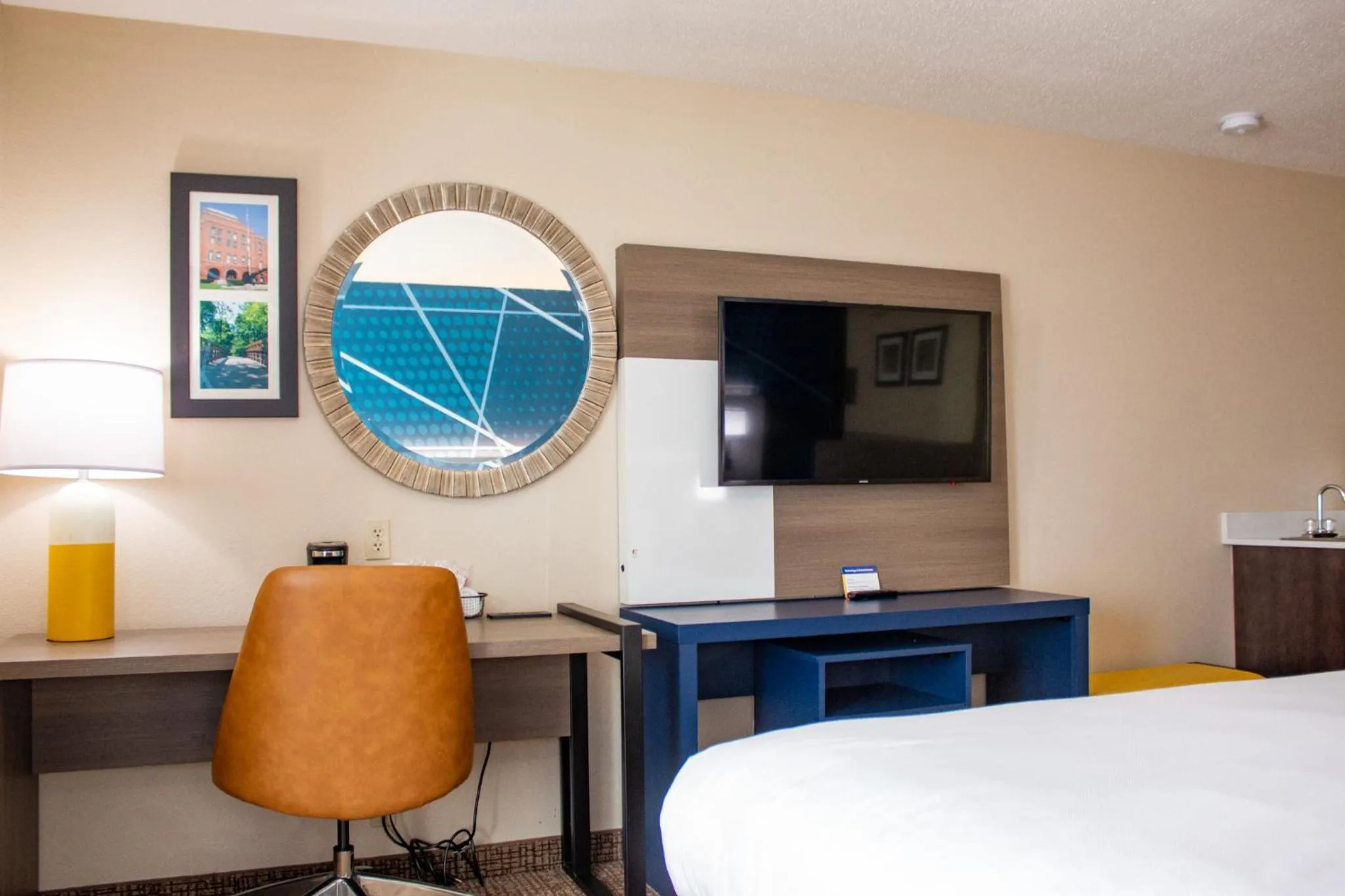 Bed in Comfort Inn & Suites Geneva- West Chicago